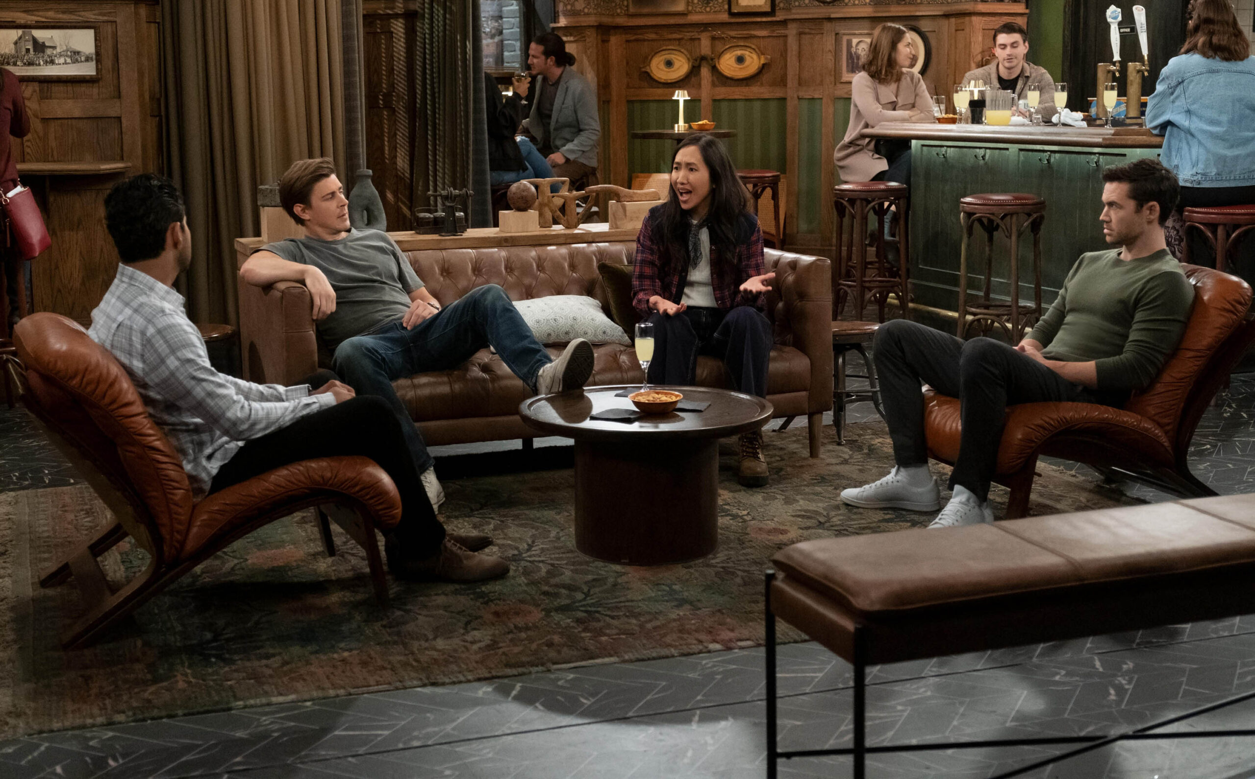 Sid (Suraj Sharma), Jesse (Christopher Lowell), Ellen (Tien Tran) e Charlie (Tom Ainsley) in How I Met Your Father 2x09 [credit: foto di Patrick Wymore/Hulu; Copyright 2023 Hulu; courtesy of Disney]