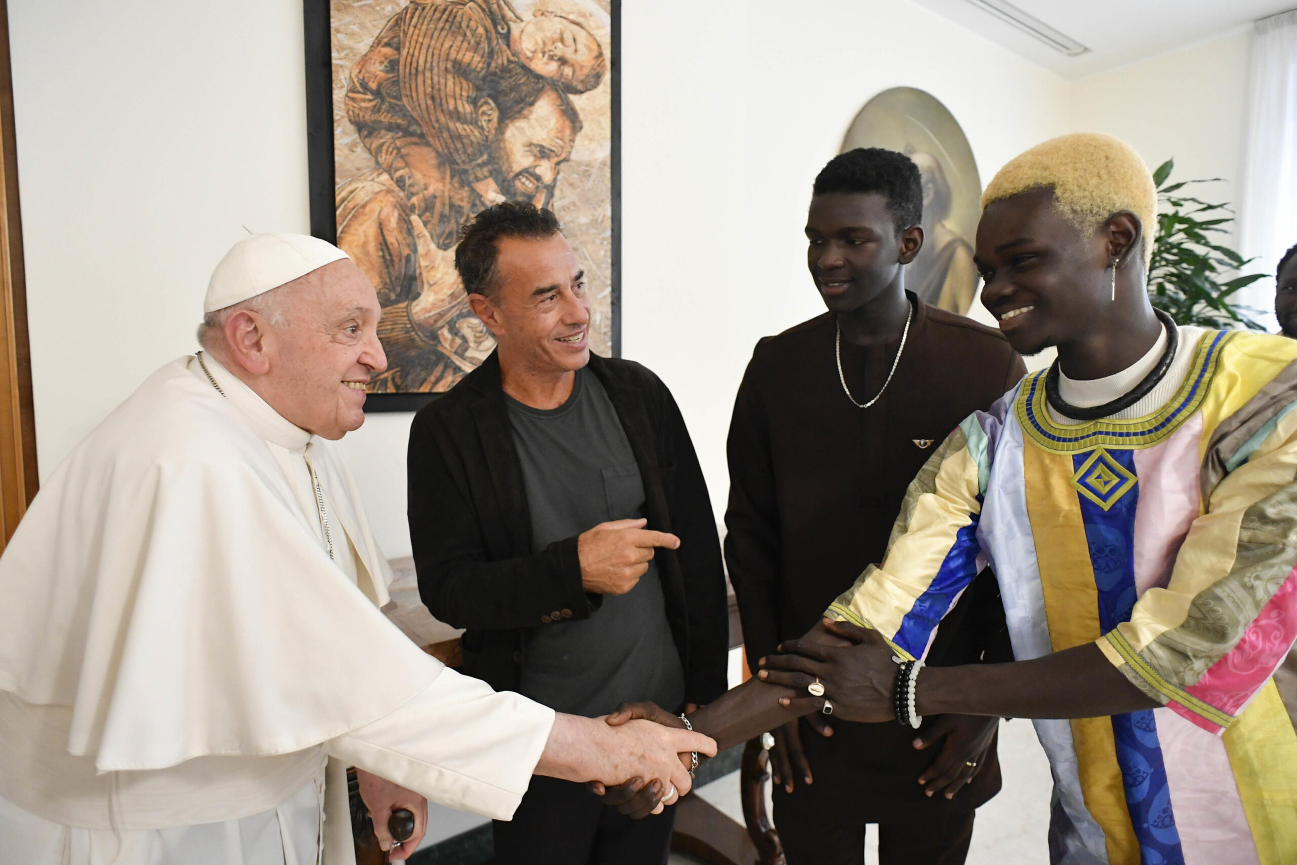 Papa Francesco riceve il regista Matteo Garrone e gli attori del film 'Io Capitano', Città del Vaticano, 14 Settembre 2023 [credit: ANSA/US Vatican Media]