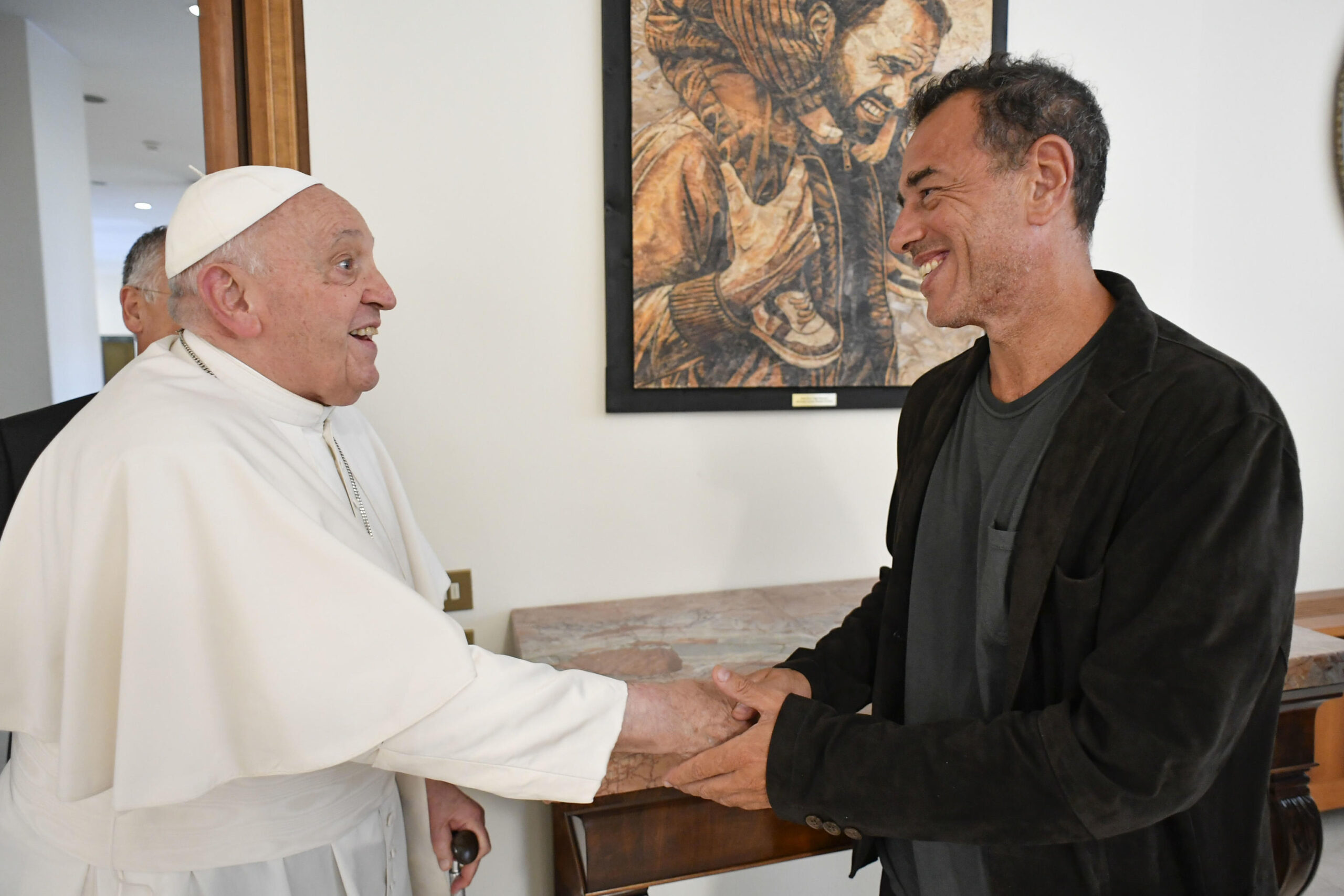 Papa Francesco riceve il regista Matteo Garrone e gli attori del film 'Io Capitano', Città del Vaticano, 14 Settembre 2023 [tag: Matteo Garrone] [credit: ANSA/US Vatican Media]