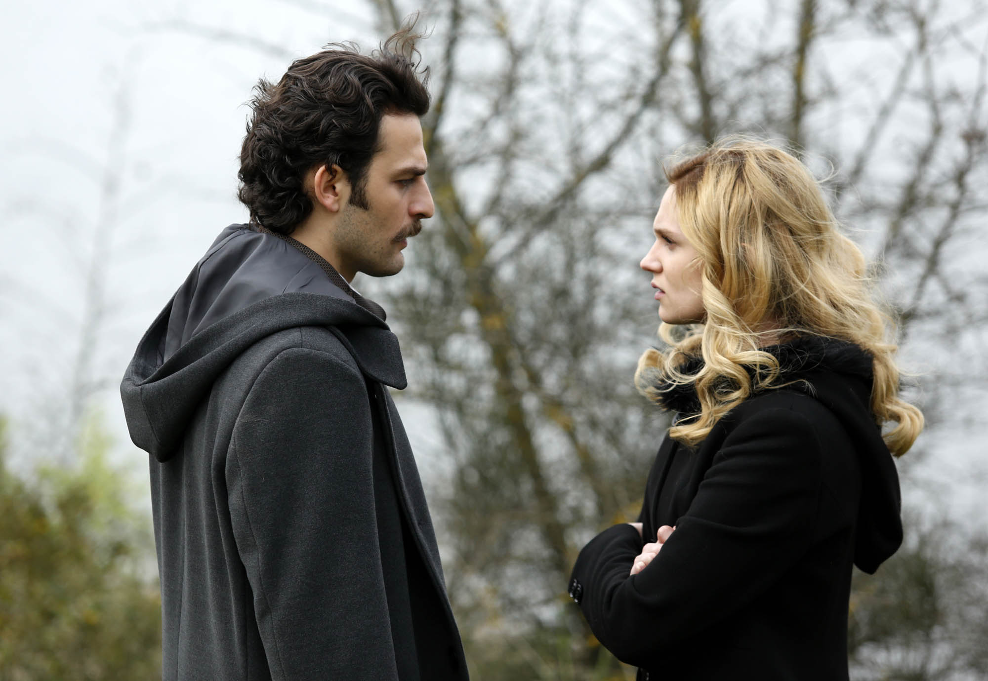 Birkan Sokullu (Petro) e Farah Zeynep Abdullah (Sura) in La Ragazza e l'ufficiale S1Ep20 [credit: courtesy of Mediaset]