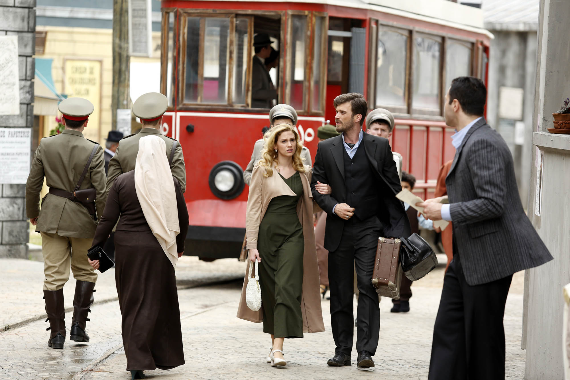 Kivanç Tatlitug (Kurt Seyit Eminof), Farah Zeynep Abdullah (Sura) in La Ragazza e l'ufficiale S1Ep19 [credit: courtesy of Mediaset]