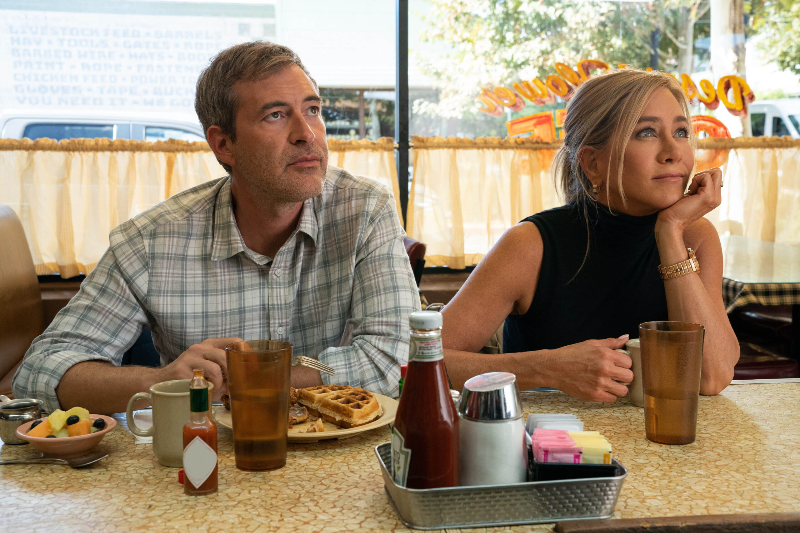 Mark Duplass e Jennifer Aniston in The Morning Show 3x01 [credit: Erin Simkin; courtesy of Apple]