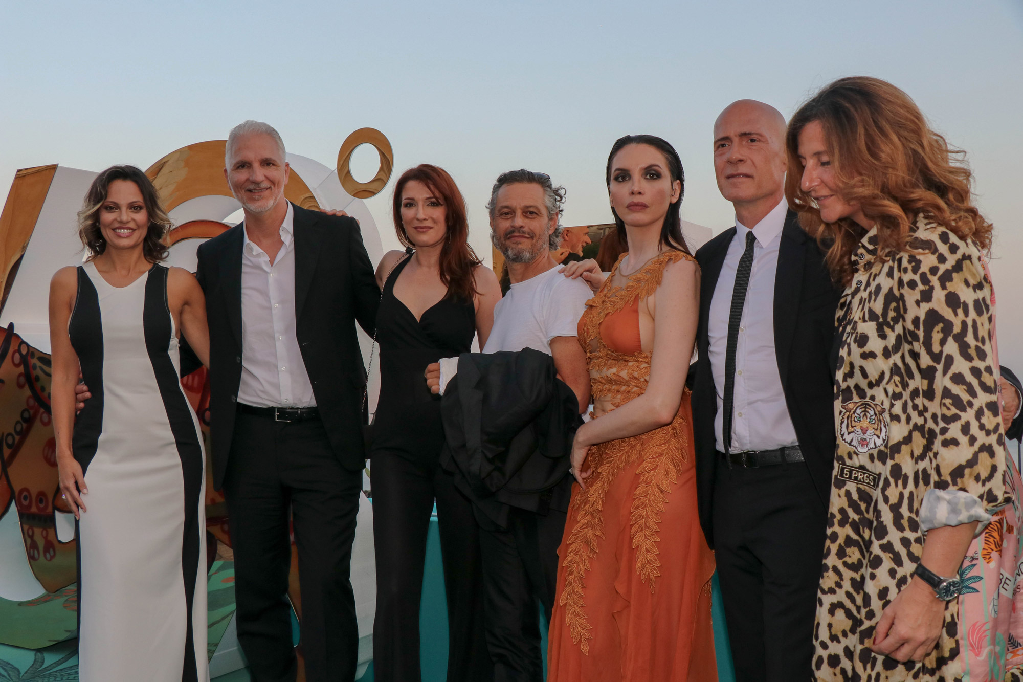 Il cast del film Lo sposo indeciso che non poteva (o forse non voleva) più uscire dal bagno al Taormina Film Fest 69 [credit: courtesy of Ufficio Stampa Taormina Film Fest]