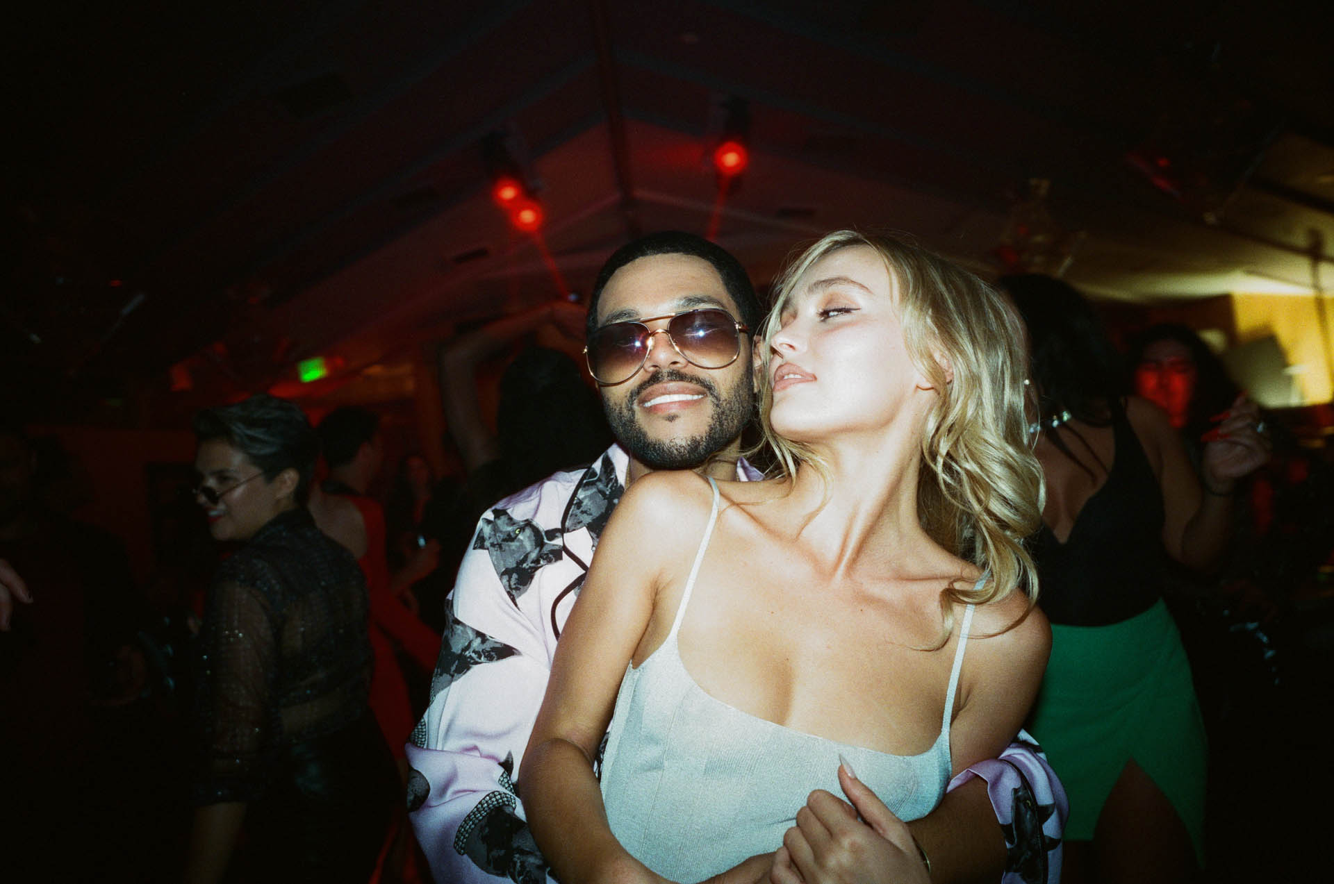 Abel 'The Weeknd' Tesfaye e Lily-Rose Depp in The Idol 1x01 [credit: Eddy Chen/HBO; courtesy of Warner Bros. Discovery]