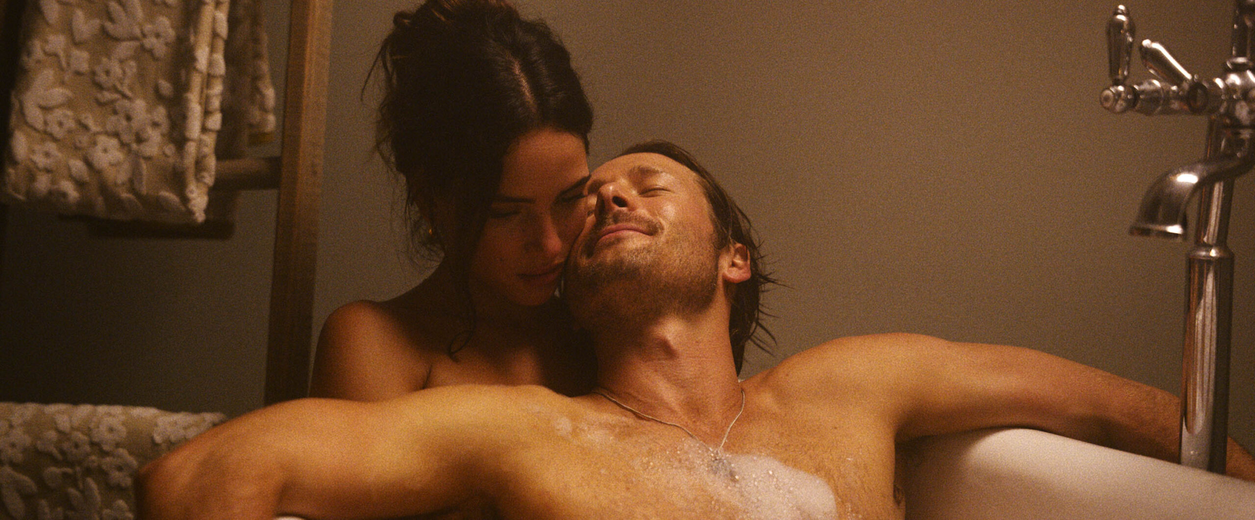 Adria Arjona e Glen Powell in Hit Man di Richard Linklater [credit: courtesy of Biennale Venezia]