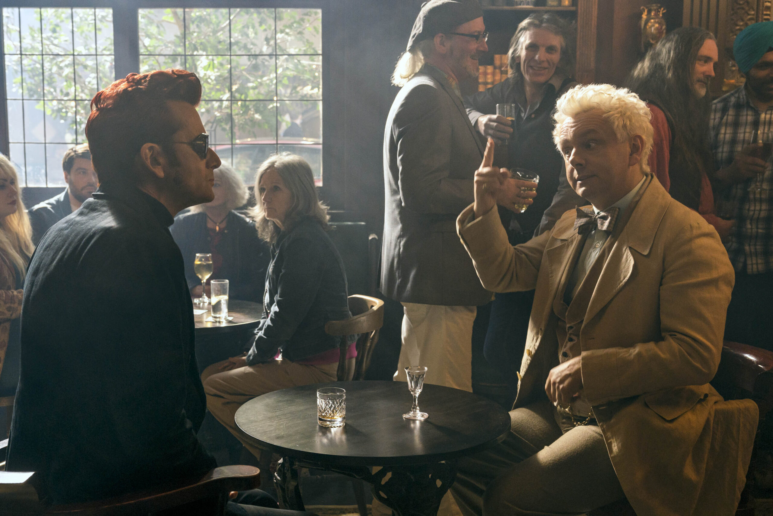 David Tennant (Crowley), Michael Sheen (Aziraphale) in Good Omens 2x02 [tag: David Tennant, Michael Sheen] [credit: Mark Mainz/Prime Video; Copyright Amazon Studios; courtesy of Prime Video]