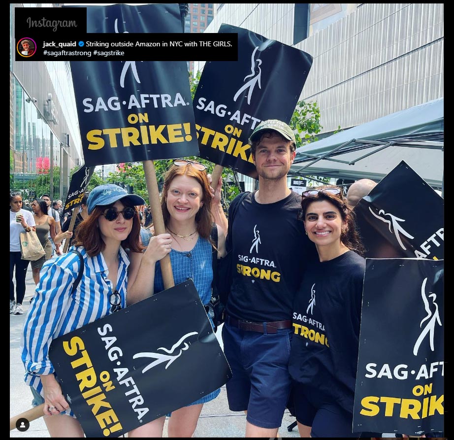 Jack Quaid (The Boys) protesta fuori dagli studi di Amazon a New York (Instagram jack_quaid)