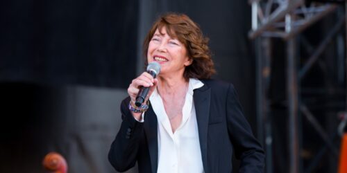 Jane Birkin con la sua band performa in un concerto al Primavera Sound Festival il 2 giugno 2018 a Barcellona, in Spagna [credit: Christian Bertrand / Shutterstock.com]