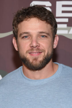 Locandina Max Thieriot