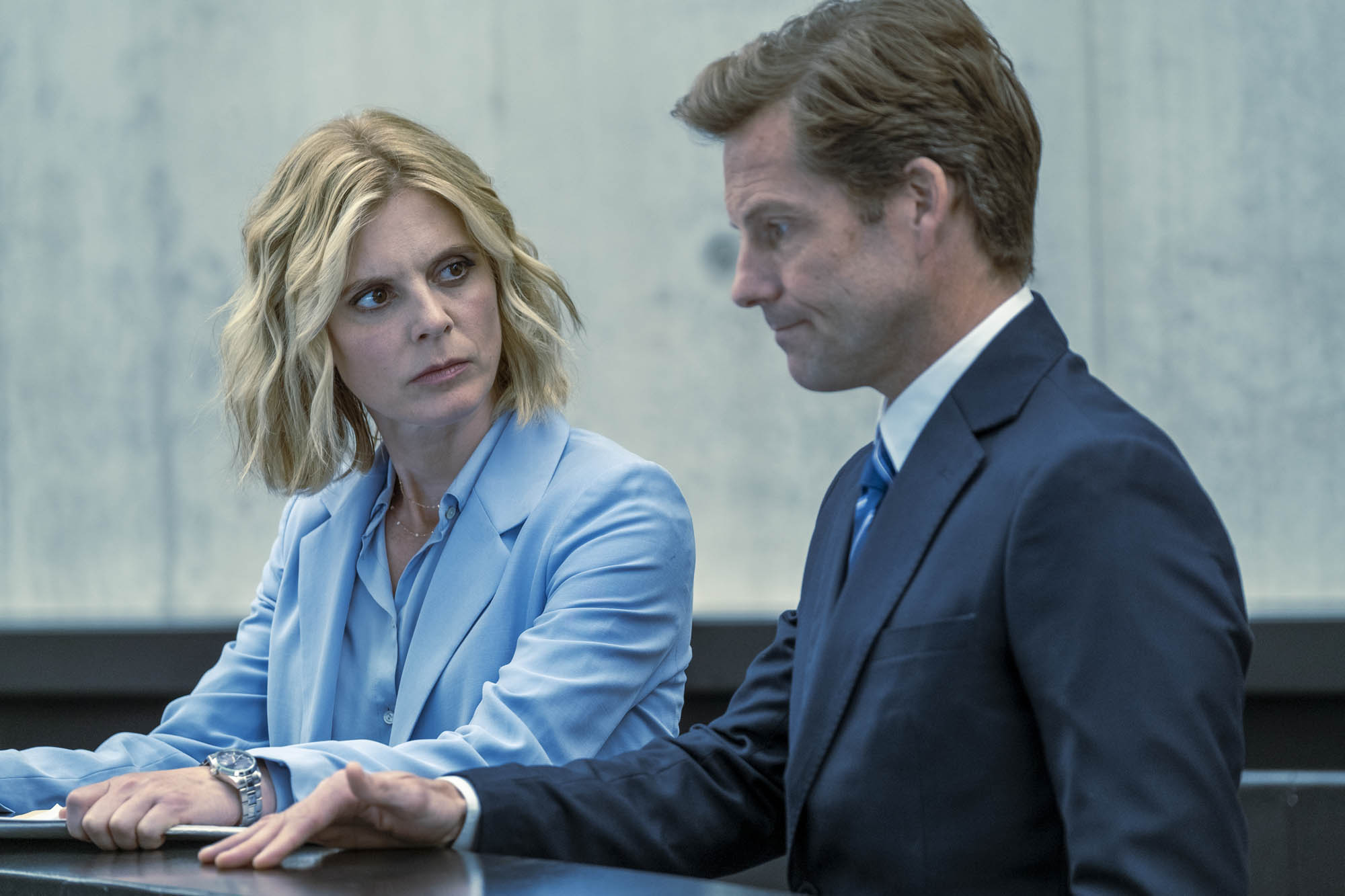 Emilia Fox come Sylvia, Jamie Bamber come Adam Haines in Signora Volpe 1x01 [tag: Emilia Fox, Jamie Bamber] [credit: Moris Puccio/AcornTV; Copyright 2021 AcornTV; courtesy of Mediaset]