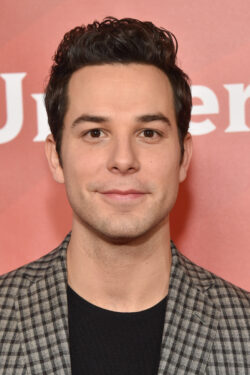 Locandina Skylar Astin