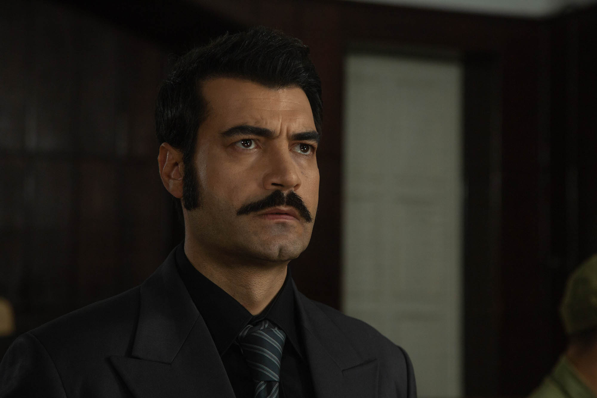 Murat Unalmis (Demir) in Terra Amara 3 (1 dicembre 2023 su Canale 5) [credit: Toprak Ruzgar; courtesy of Mediaset]