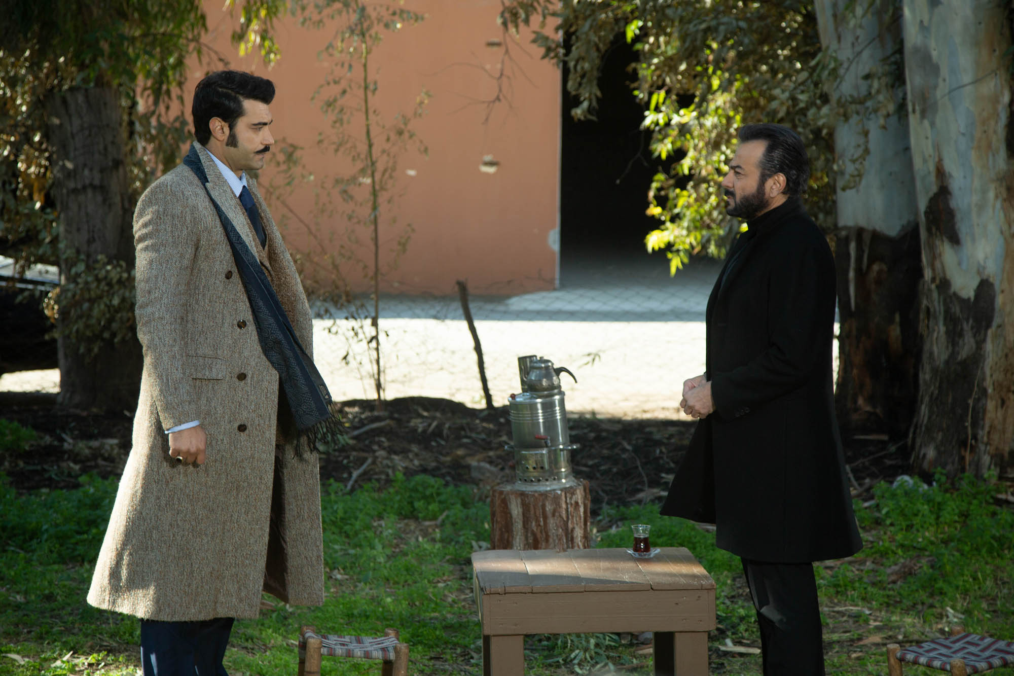 Murat Ünalmis (Demir), Kerem Alisik (Fekeli) in Terra Amara 3 (20 novembre 2023 su Canale 5) [credit: Toprak Ruzgar; courtesy of Mediaset]