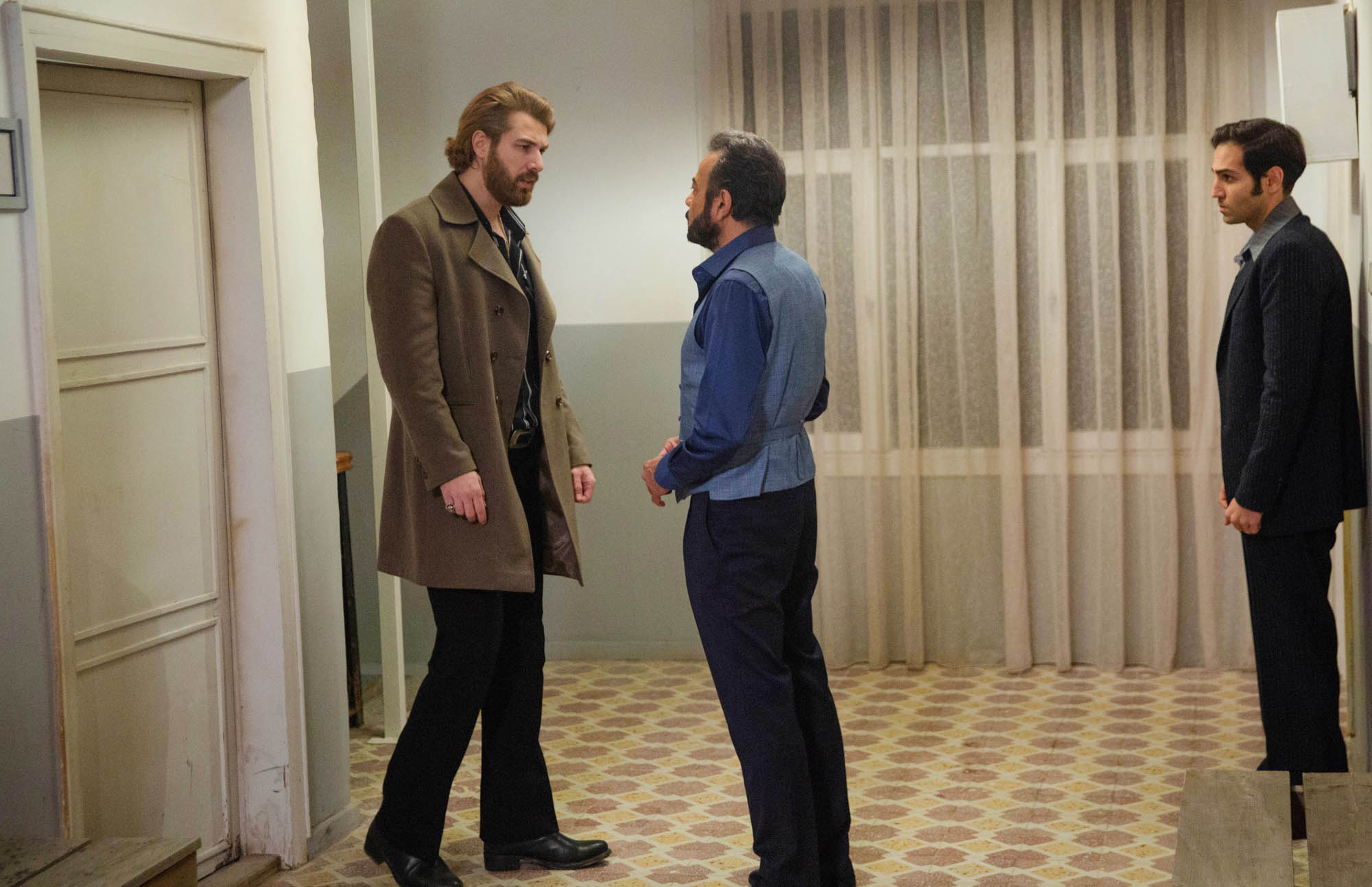 Furkan Palali (Fikret Fekeli), Kerem Alisik (Fekeli), Aras Senol (Çetin) in Terra Amara 3 (24 novembre 2023 su Canale 5) [credit: Toprak Ruzgar; courtesy of Mediaset]