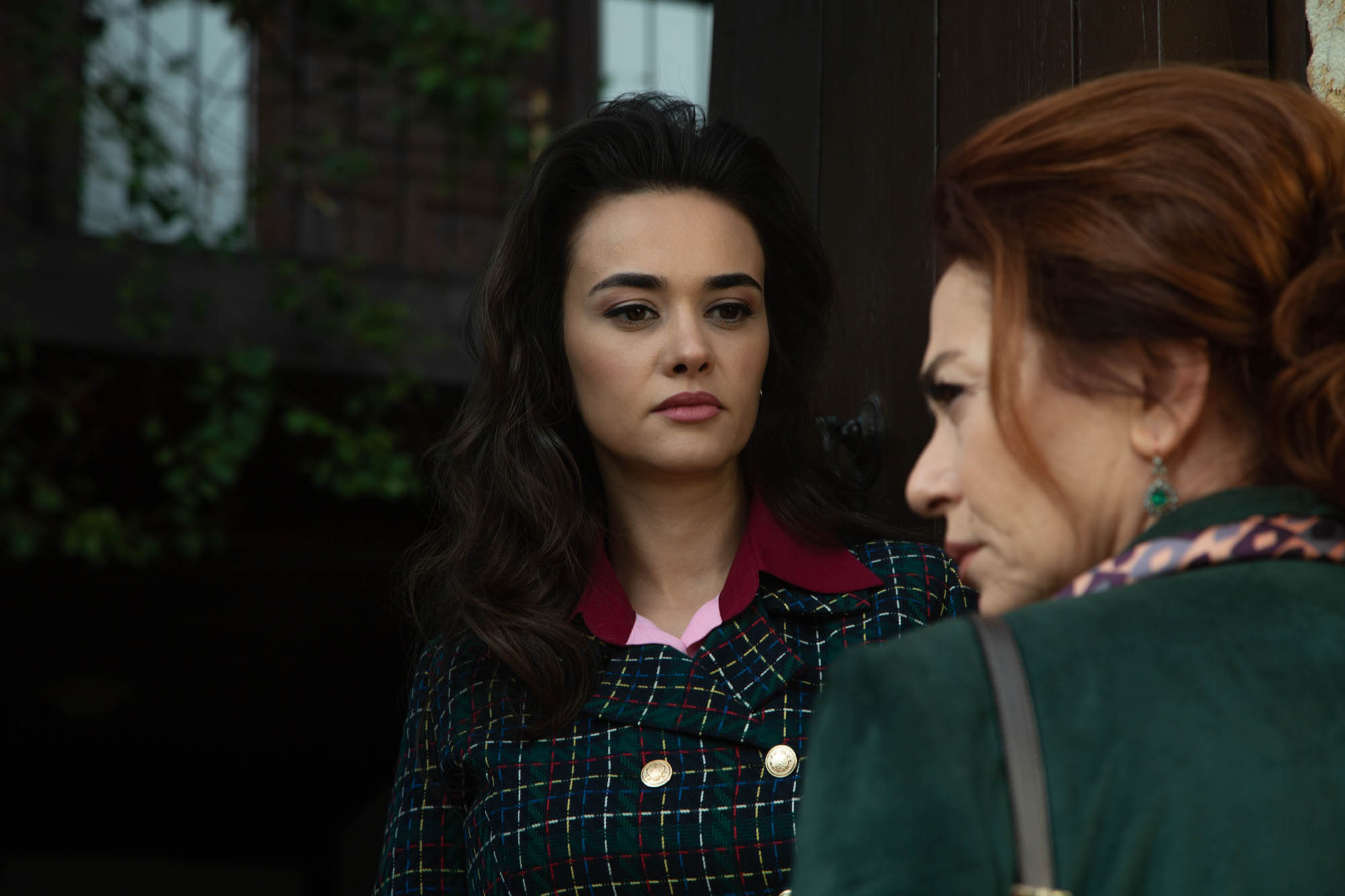 Hande Soral (Umit Kaharaman_Ayla Özden), Nazal Kesal (Sevda Çaglayan) in Terra Amara 3 (25 novembre 2023 su Canale 5) [credit: Toprak Ruzgar; courtesy of Mediaset]