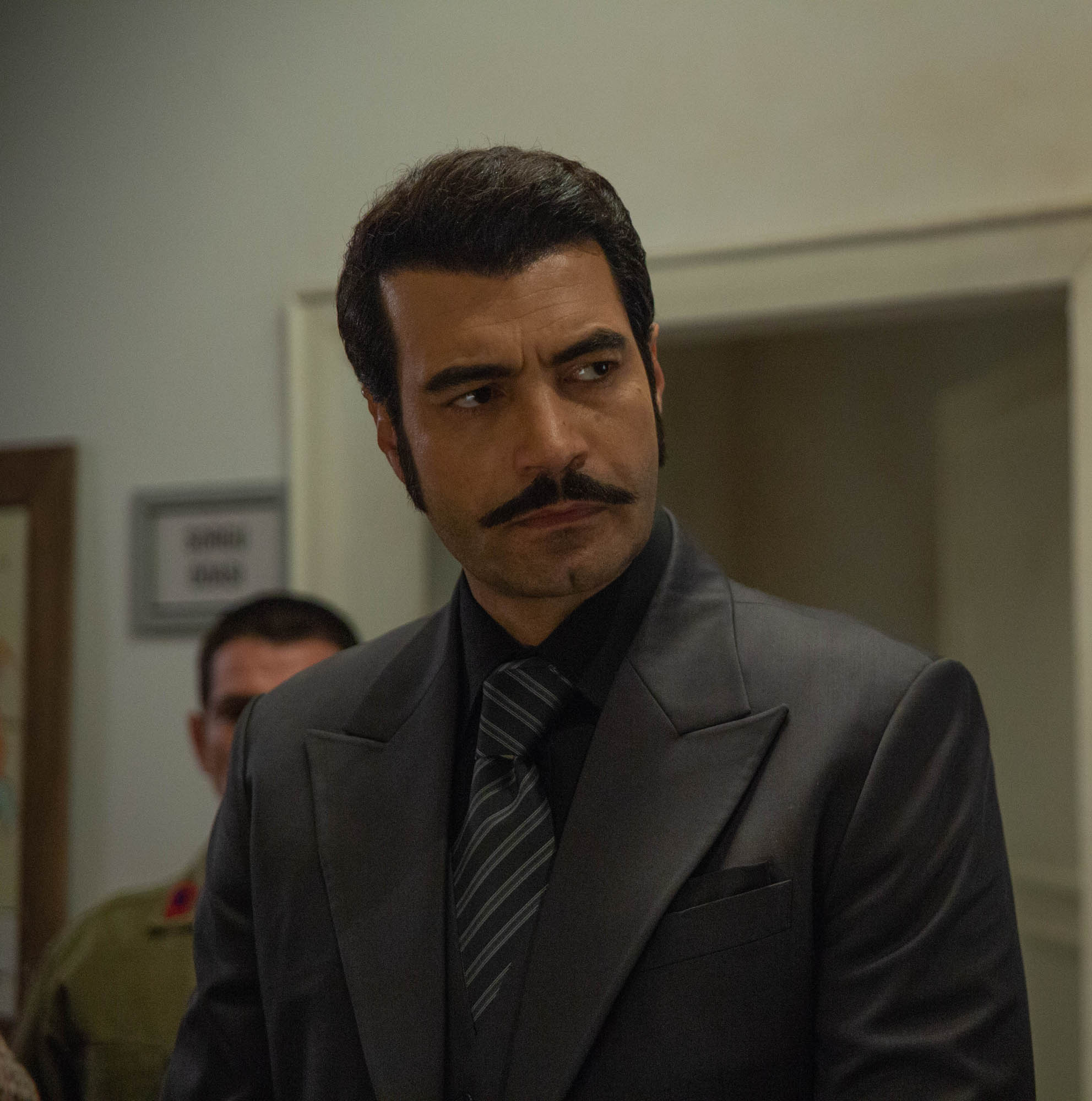 Murat Unalmis (Demir) in Terra Amara 3 (28 novembre 2023 su Canale 5) [credit: Toprak Ruzgar; courtesy of Mediaset]