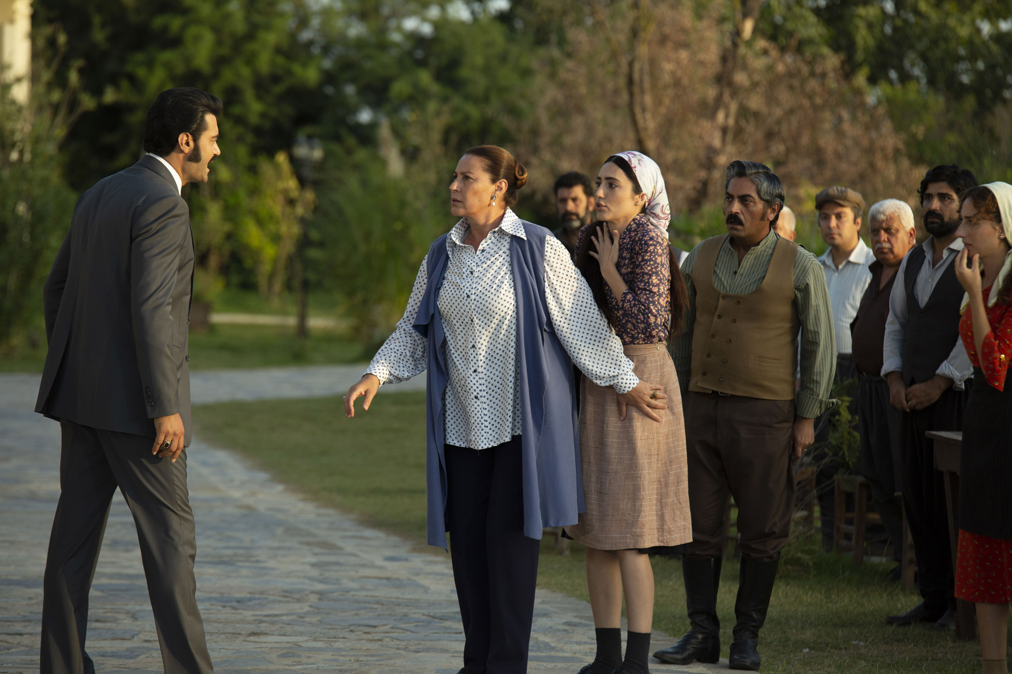 Bülent Polat (Gaffur Taskin), Murat Ünalmis (Demir), Vahide Perçin (Hünkar), Selin Genc (Gulten) in Terra Amara (3a stagione) [credit: courtesy of Mediaset]