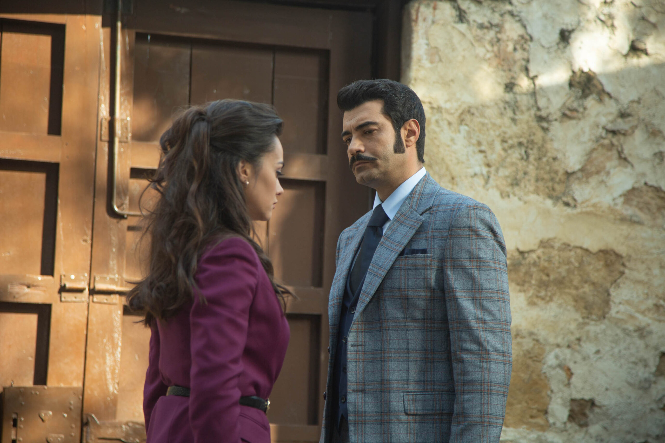 Hande Soral (Umit Kaharaman_Ayla Özden), Murat Ünalmis (Demir) in Terra Amara 3 (15 novembre 2023 su Canale 5) [credit: Toprak Ruzgar; courtesy of Mediaset]