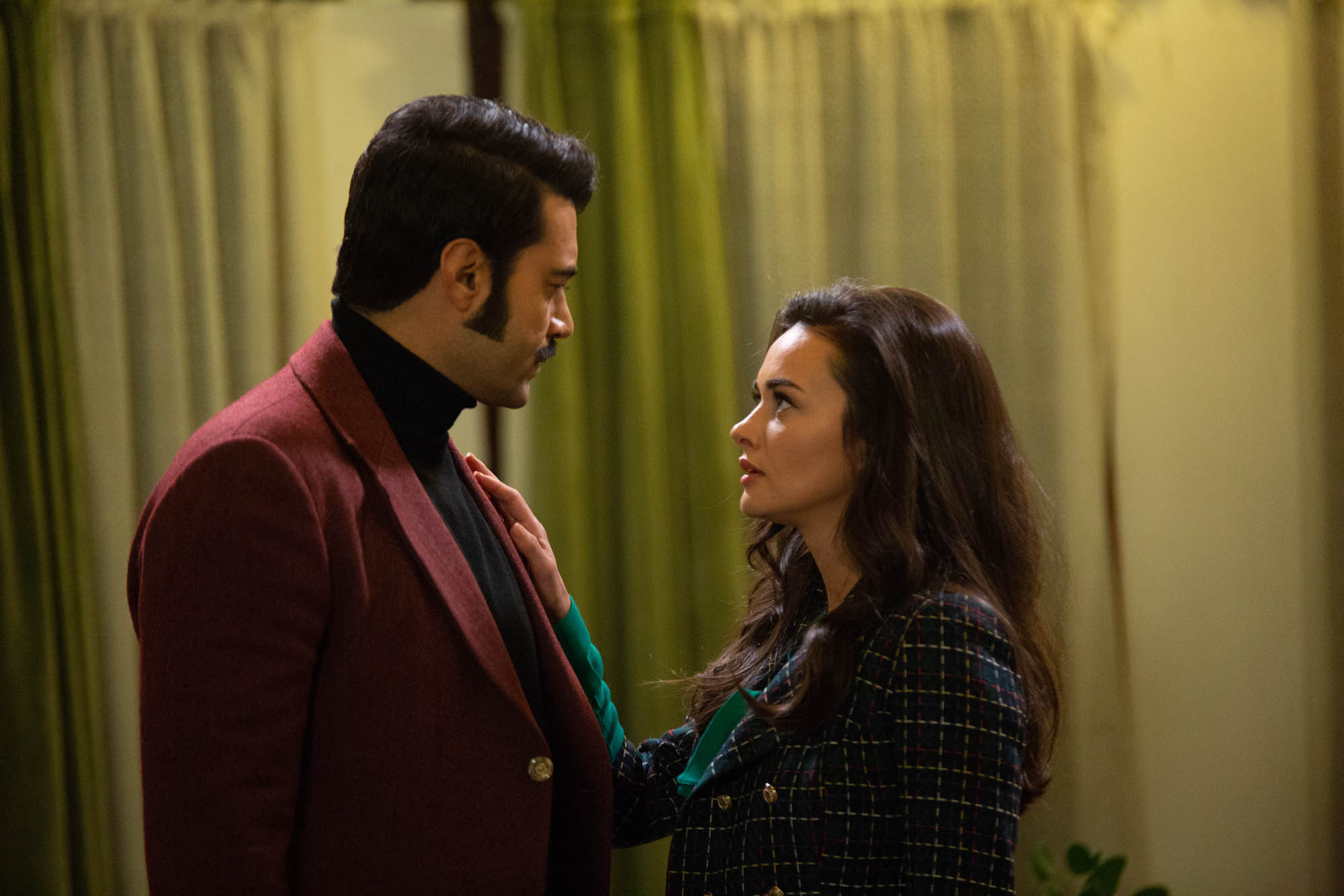 Murat Ünalmis (Demir), Hande Soral (Umit Kaharaman_Ayla Özden) in Terra Amara 3 [credit: Toprak Ruzgar; courtesy of Mediaset]