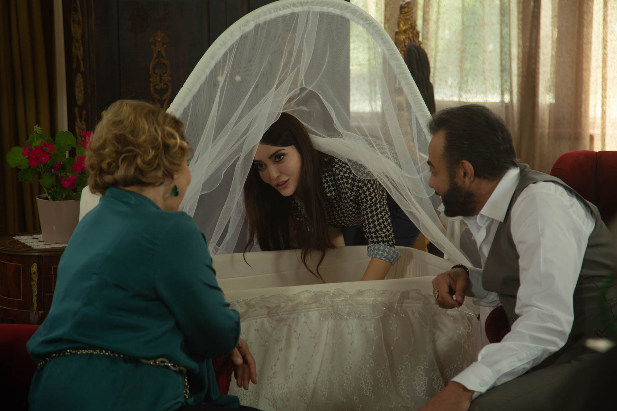 Hülya Darcan (Lütfiye Duman), Melike Yalova (Müjgan Hekimoglu), Kerem Alisik (Fekeli) in Terra Amara 3 [credit: Toprak Ruzgar; courtesy of Mediaset]