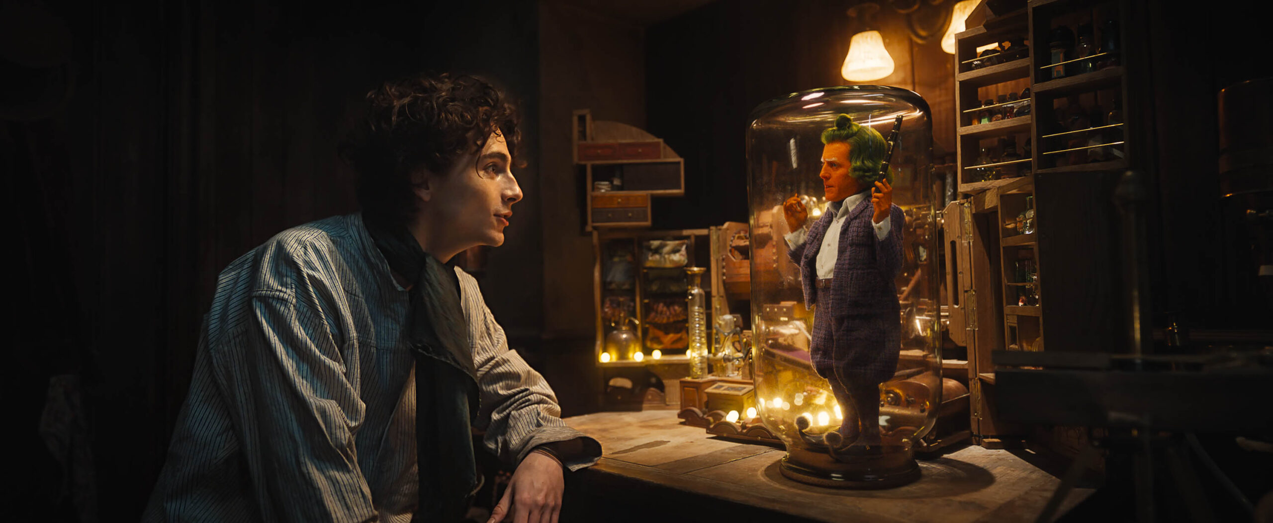 Timothée Chalamet come Willy Wonka e Hugh Grant come un Oompa Loompa nel film Wonka [tag: Timothée Chalamet, Hugh Grant] [credit: Copyright 2023 Warner Bros. Entertainment Inc. All Rights Reserved; courtesy of Warner Bros. Pictures]
