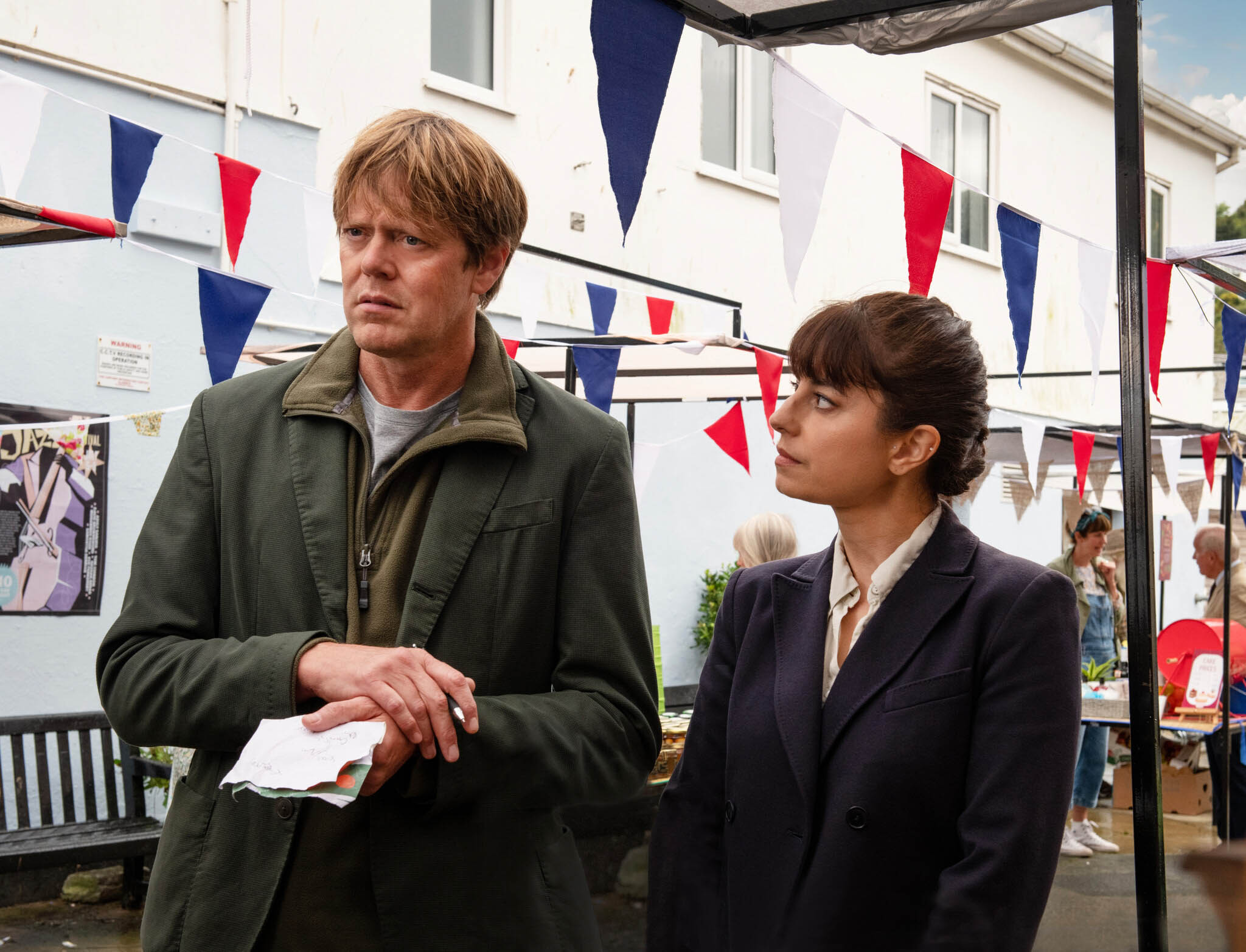 Humphrey Goodman (Kris Marshall) e Ds Esther Williams (Zahra Ahmadi) in Beyond Paradise 1x01 [credit: Craig Hardie/BBC Studios 2023; courtesy of Mediaset]