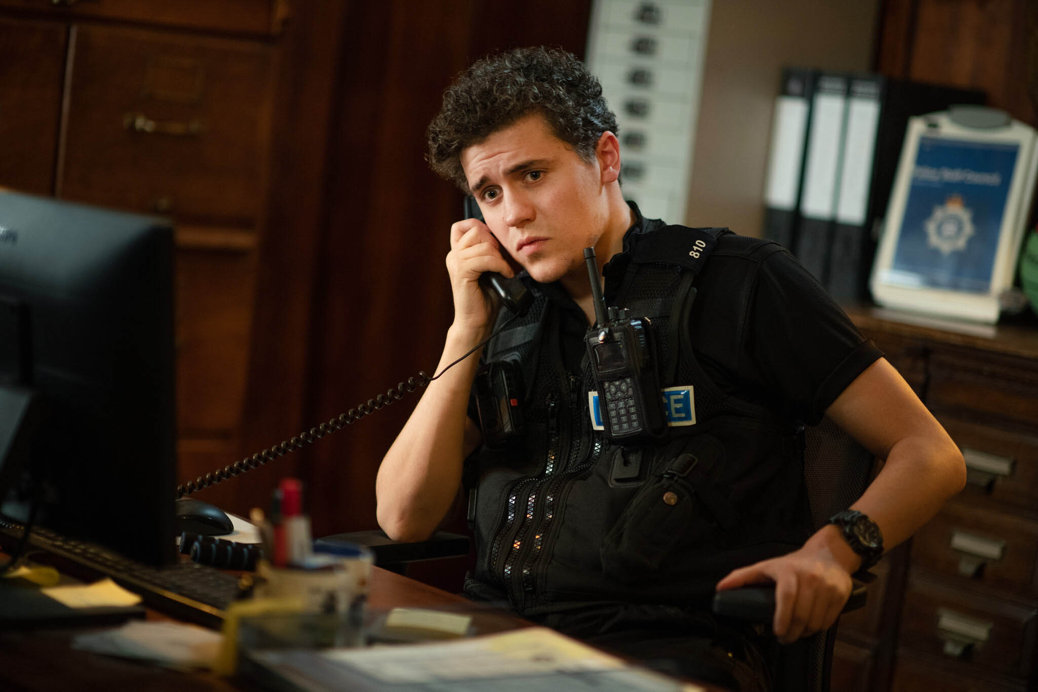 Pc Kelby Hartford (Dylan Llewellyn) in Beyond Paradise 1x01 [tag: Dylan Llewellyn] [credit: Craig Hardie/BBC Studios 2023; courtesy of Mediaset]