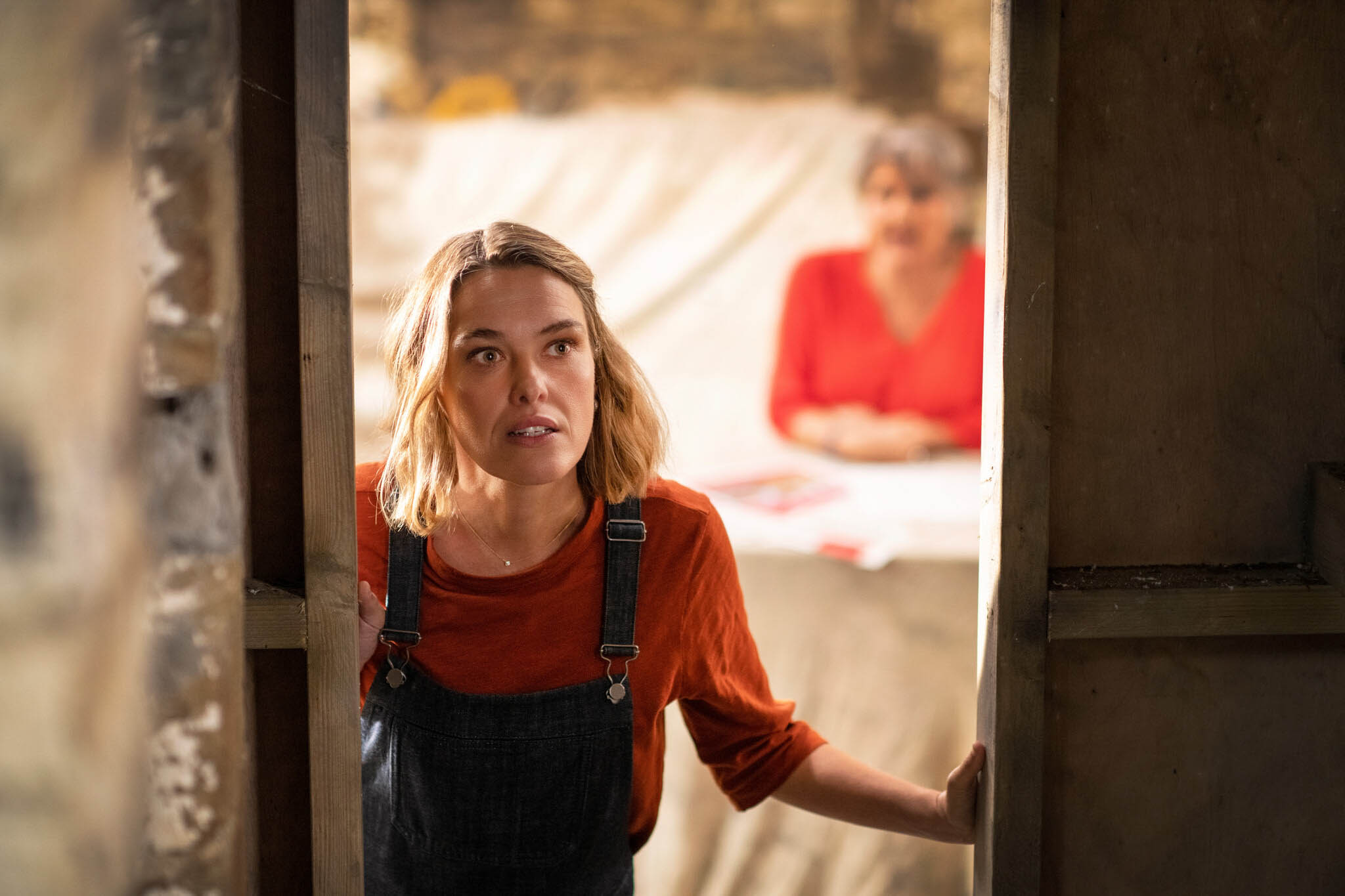 Martha Lloyd (Sally Bretton) in Beyond Paradise 1x02 [tag: Sally Bretton] [credit: Craig Hardie/BBC Studios 2023; courtesy of Mediaset]