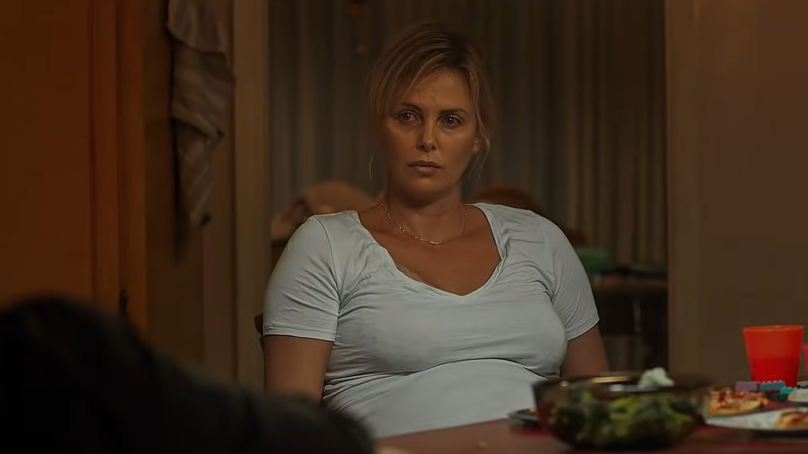 Charlize Theron nel film Tully