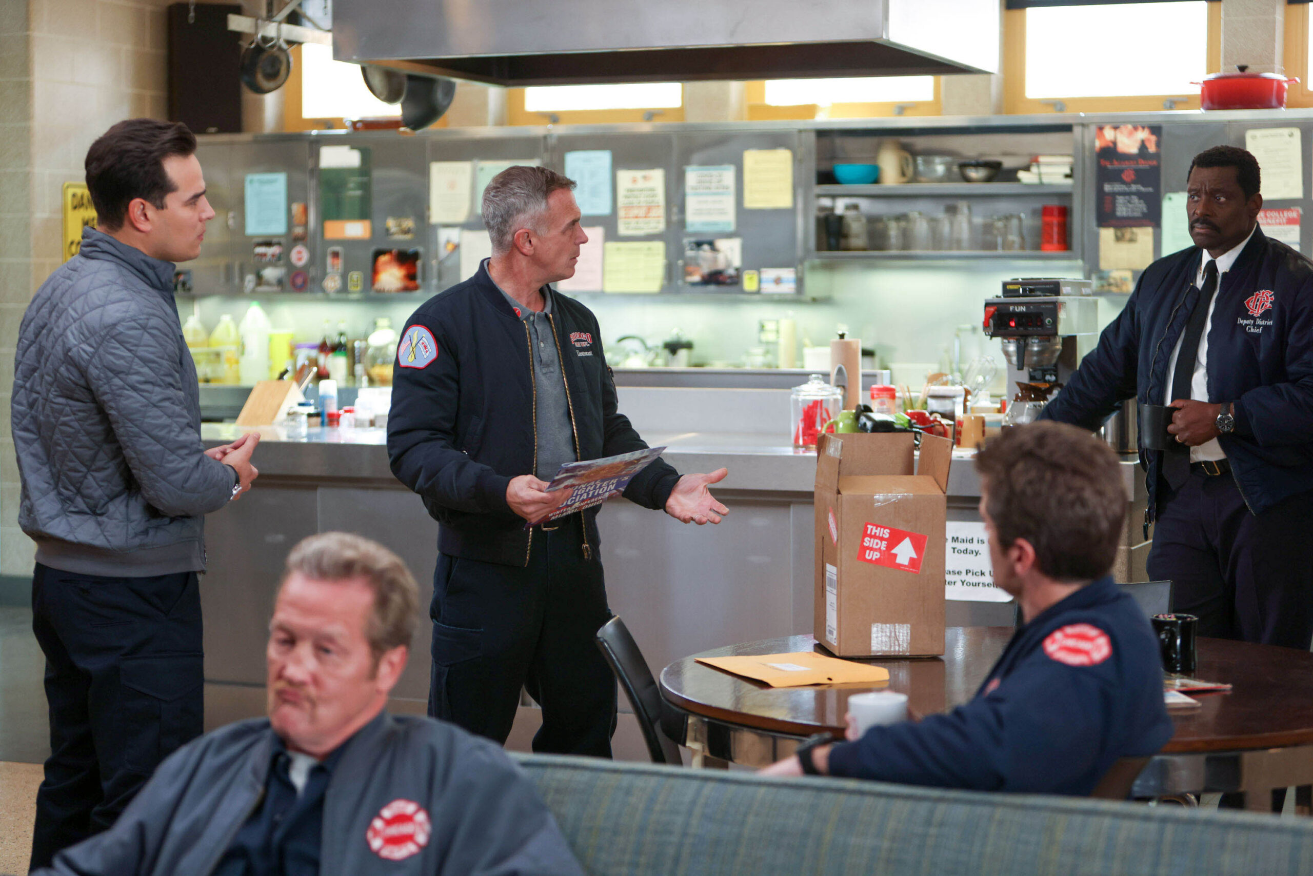 Alberto Rosende come Blake Gallo, David Eigenberg come Christopher Herrmann, Eamonn Walker come Wallace Boden in Chicago Fire 11x09 [tag: Alberto Rosende, David Eigenberg, Eamonn Walker] [credit: Adrian S Burrows Sr/NBC; courtesy of Mediaset]