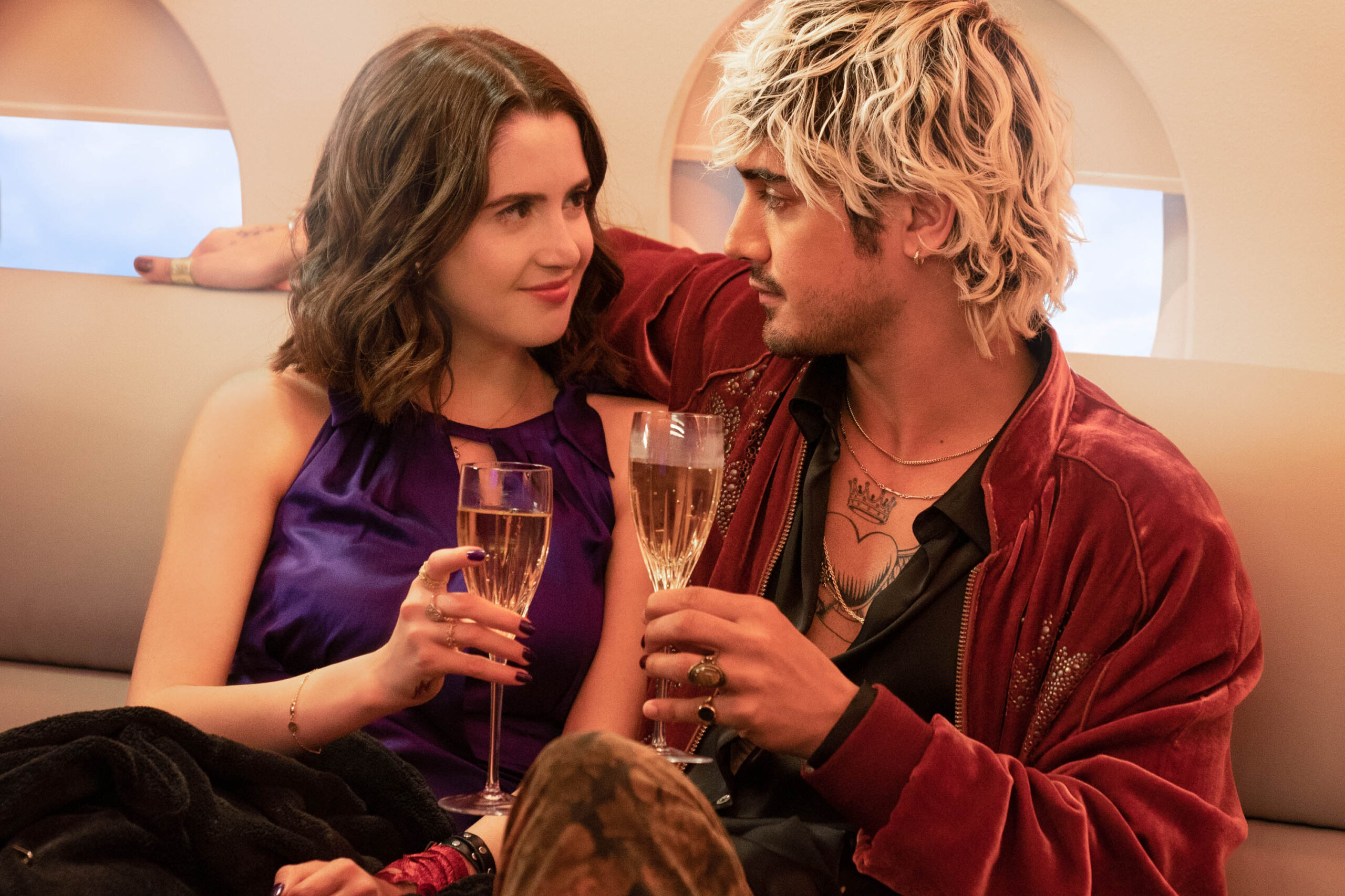 Laura Marano come Cami, Avan Jogia come Rex in Choose Love [tag: Laura Marano, Avan Jogia] [credit: Nicola Dove/Netflix]