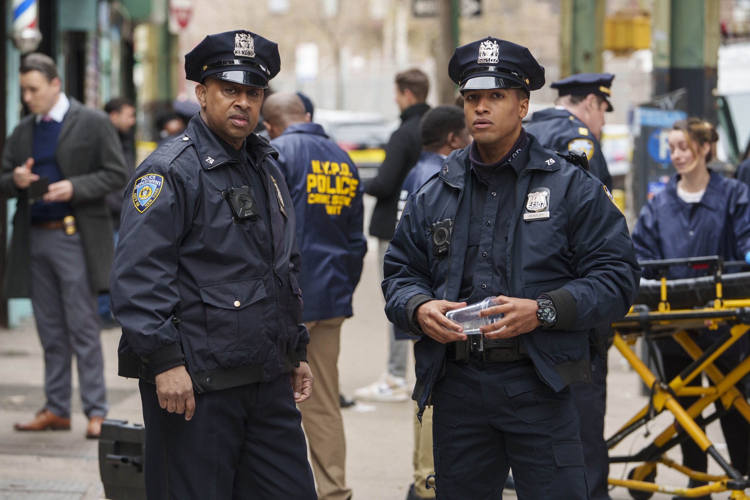 Ruben Santiago-Hudson come Ufficiale Marvin Sanford e Level Schley come Ufficiale Andre Bentley in East New York 1x01 [tag: Ruben Santiago-Hudson, Level Schley] [credit: courtesy of Mediaset]