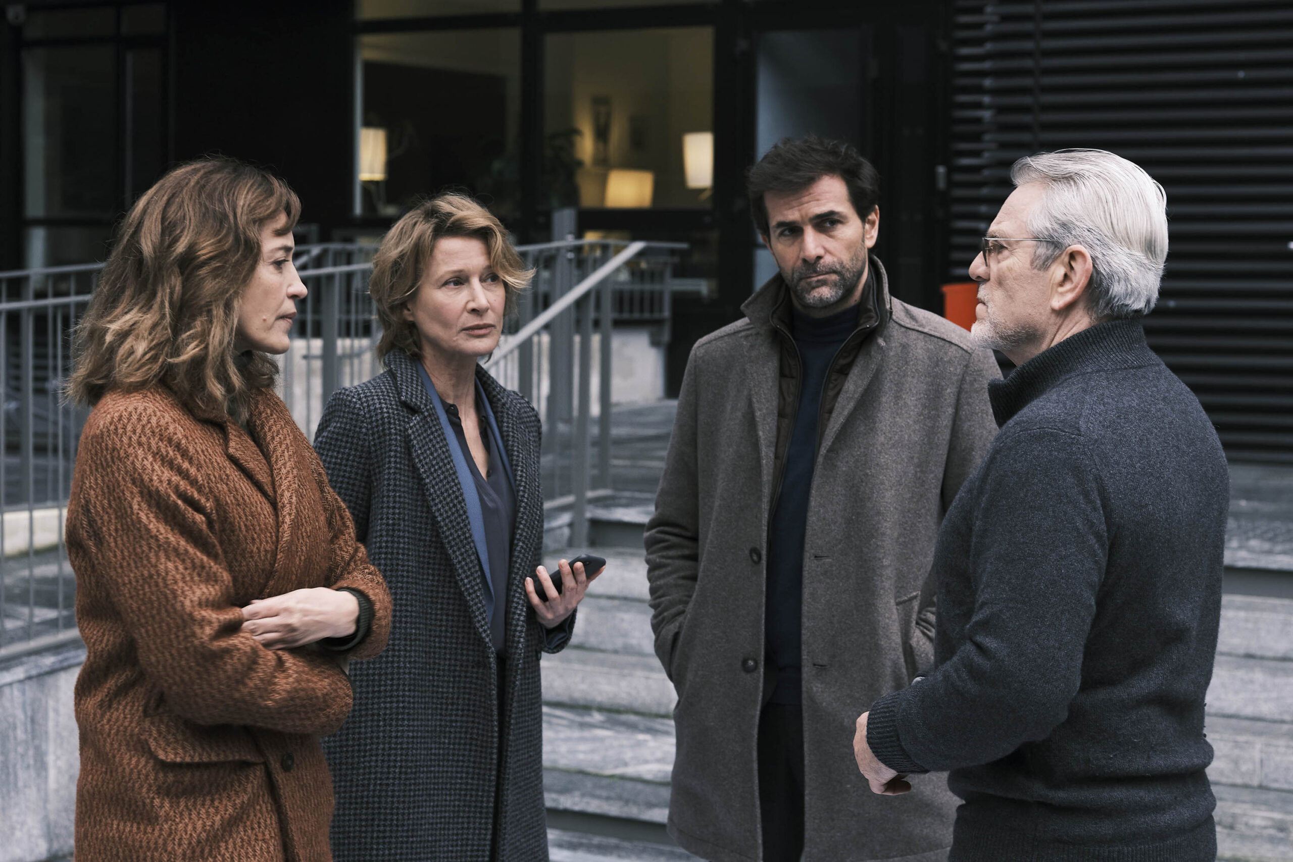 Hélène De Fougerolles come Camille Hartman, Astrid Whettnall come Birgit Scholtz, Grégory Fitoussi come Erik Maes, Tchéky Karyo come Franz in La foresta degli scomparsi 1x02 [tag: Hélène De Fougerolles, Astrid Whettnall, Grégory Fitoussi, Tchéky Karyo] [credit: Alessandro Clemenza; courtesy of Mediaset]