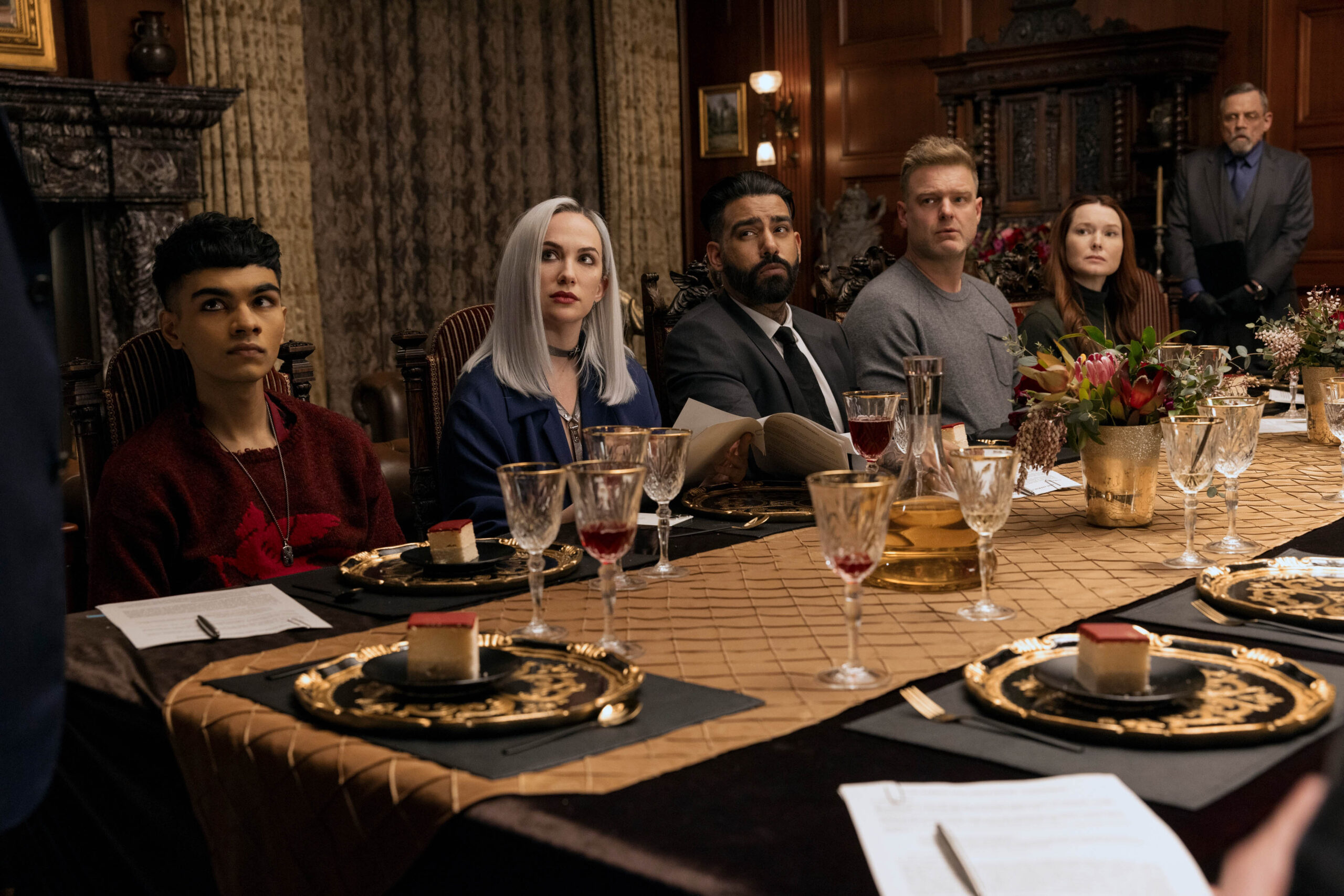 (S-D) Sauriyan Sapkota come Prospero Usher, Kate Siegel come Camille L'Espanaye, Rahul Kohli come Napoleon Usher, Matt Biedel come Bill-T Wilson, Samantha Sloyan come Tamerlane Usher, Mark Hamill come Arthur Pym in La Caduta della casa degli Usher 1x01 [credit: Eike Schroter/Netflix]