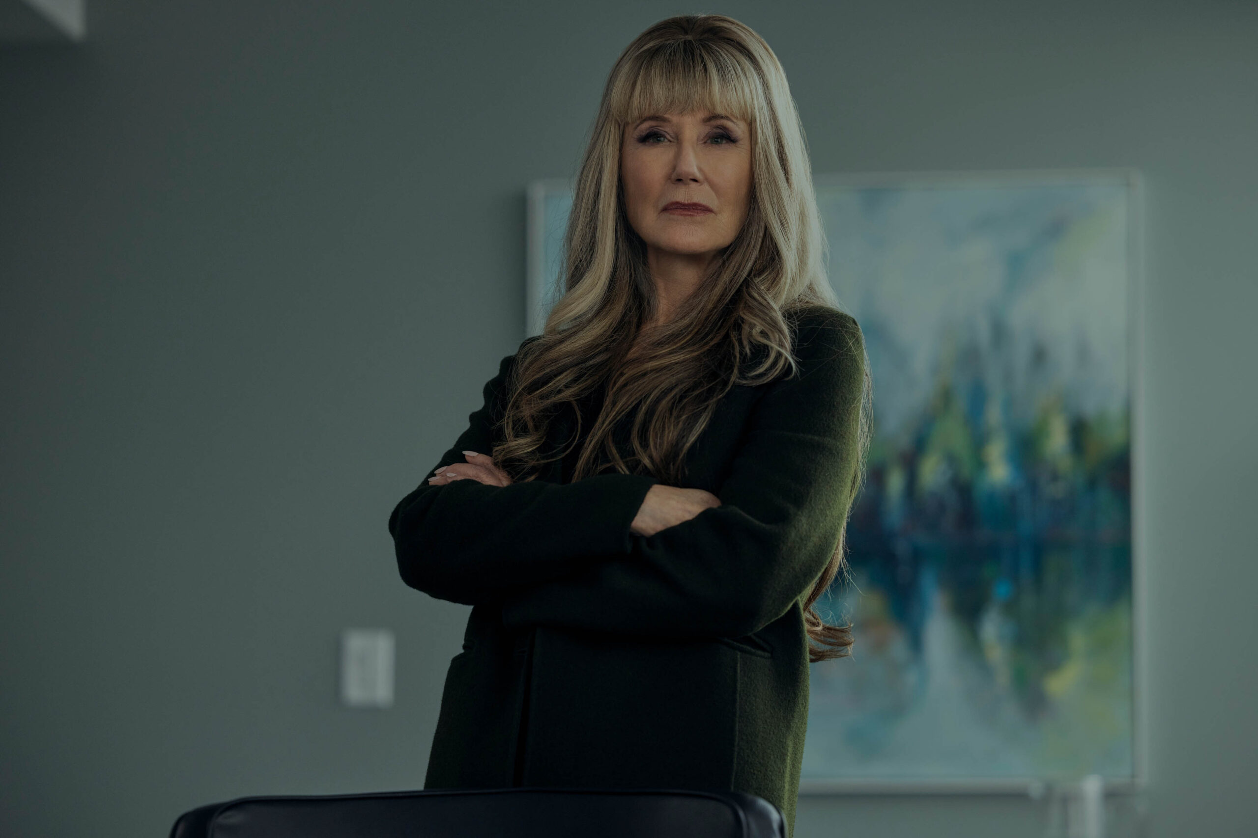 Mary McDonnell come Madeline Usher in La Caduta della casa degli Usher 1x03 [tag: Mary McDonnell] [credit: Eike Schroter/Netflix; Copyright 2023 Netflix, Inc; courtesy of Netflix]