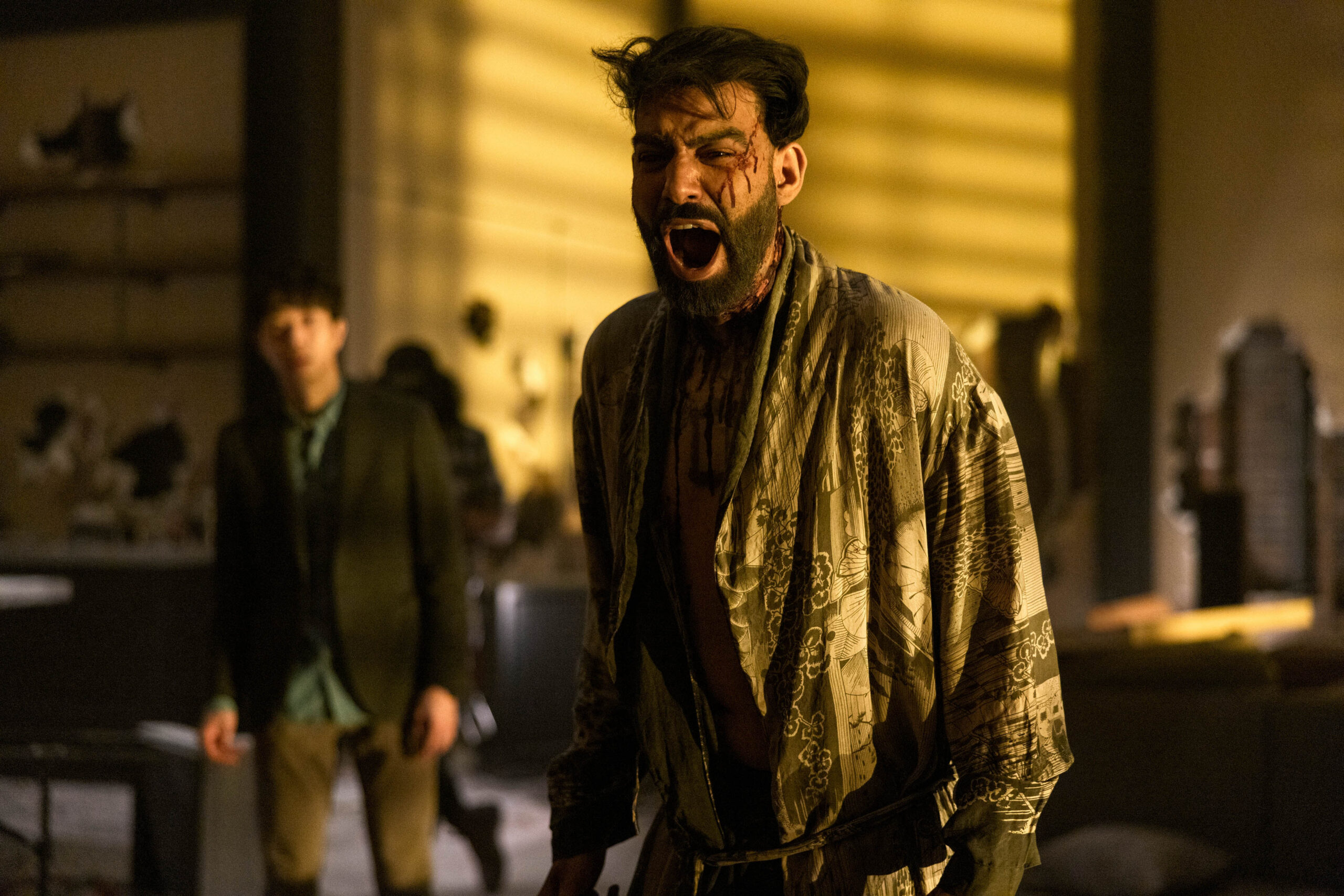 (S-D) Daniel Jun come Julius, Rahul Kohli come Napoleon Usher in La Caduta della casa degli Usher 1x02 [tag: Daniel Jun, Rahul Kohli] [credit: Eike Schroter/Netflix; Copyright 2023 Netflix, Inc; courtesy of Netflix]