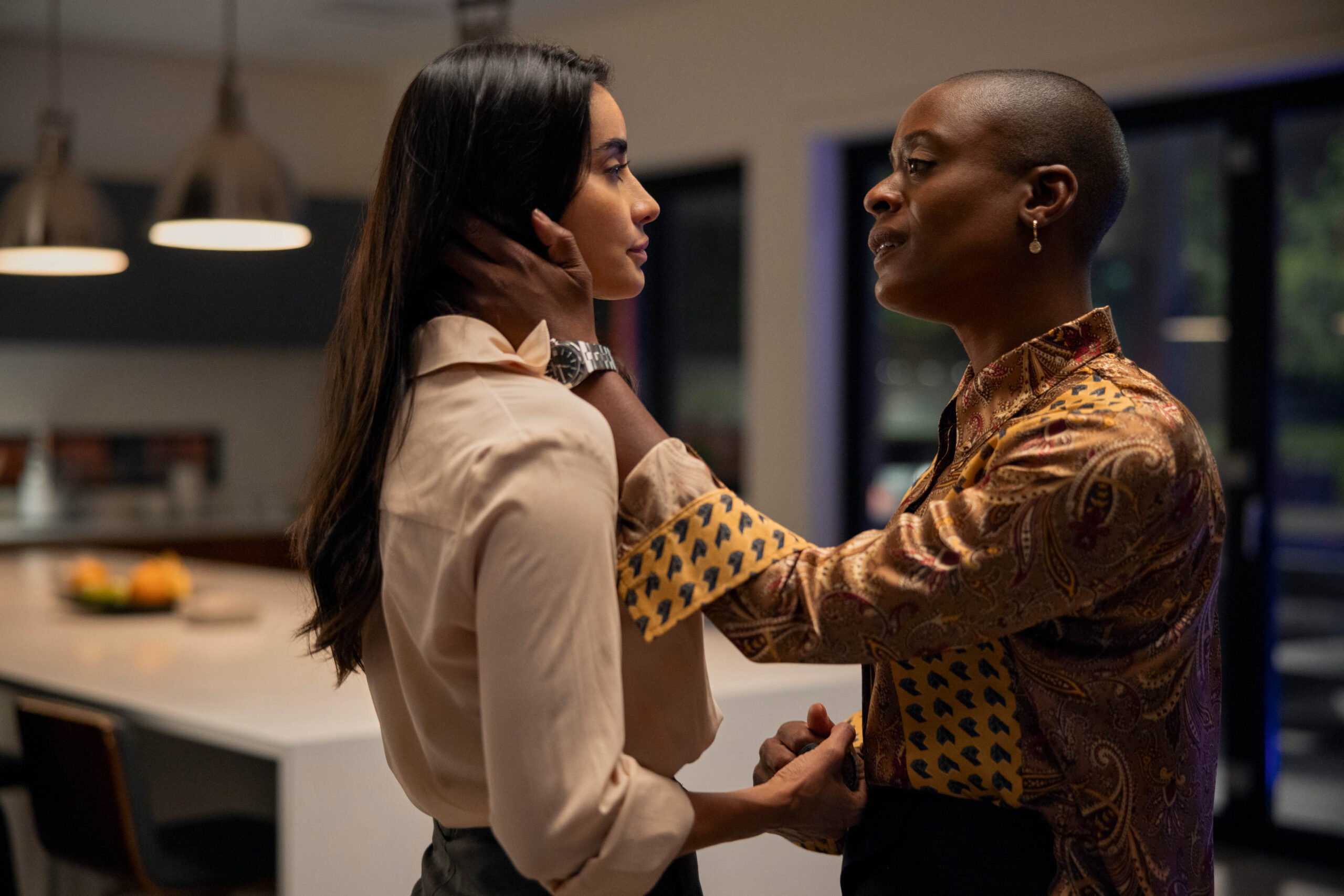 (S-D) Paola Nuñez come Dr. Alessandra Ruiz, T'Nia Miller come Victorine LaFourcade in La Caduta della casa degli Usher 1x05 [credit: Eike Schroter/Netflix]