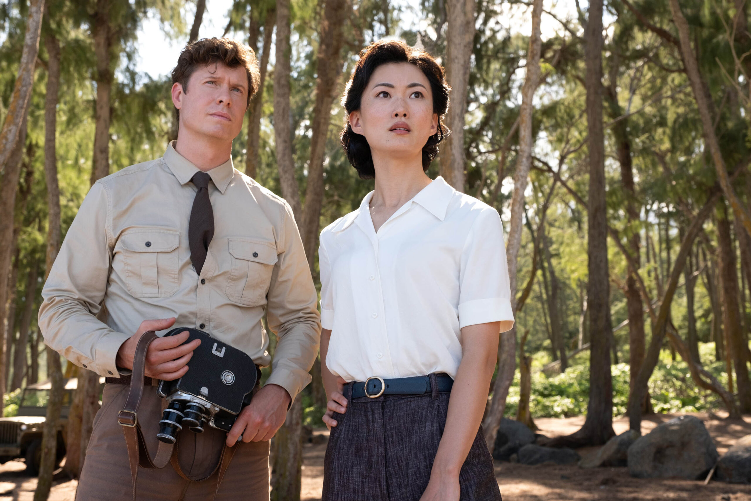 Anders Holm e Mari Yamamoto in Monarch: Legacy of Monsters 1x03 [tag: Anders Holm, Mari Yamamoto] [credit: Eddy Chen; courtesy of Apple]