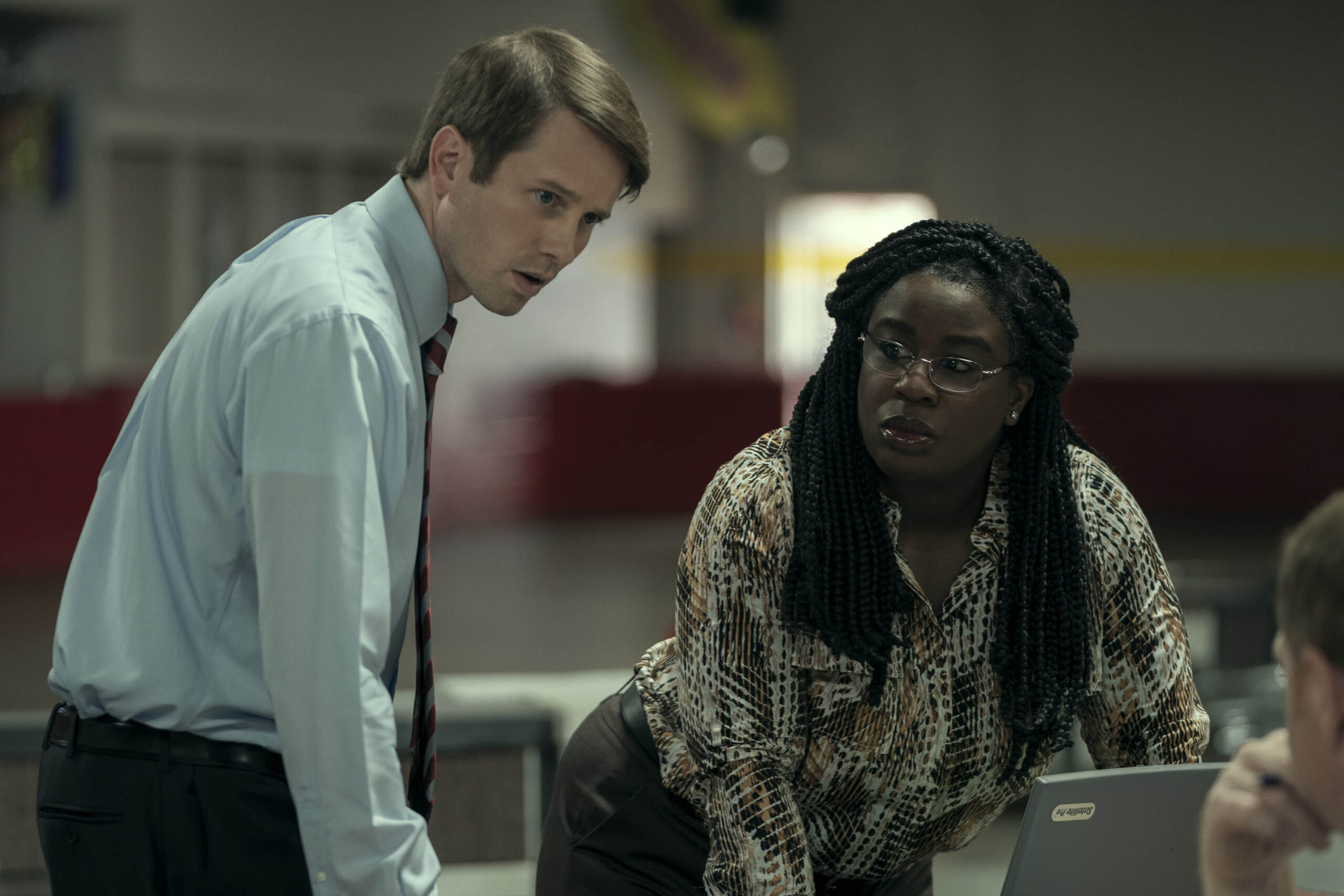 Tyler Ritter come John Brownlee, Uzo Aduba come Edie in Painkiller 1x05 [tag: Tyler Ritter, Uzo Aduba] [credit: Keri Anderson/Netflix; Copyright 2023 Netflix; courtesy of Netflix]