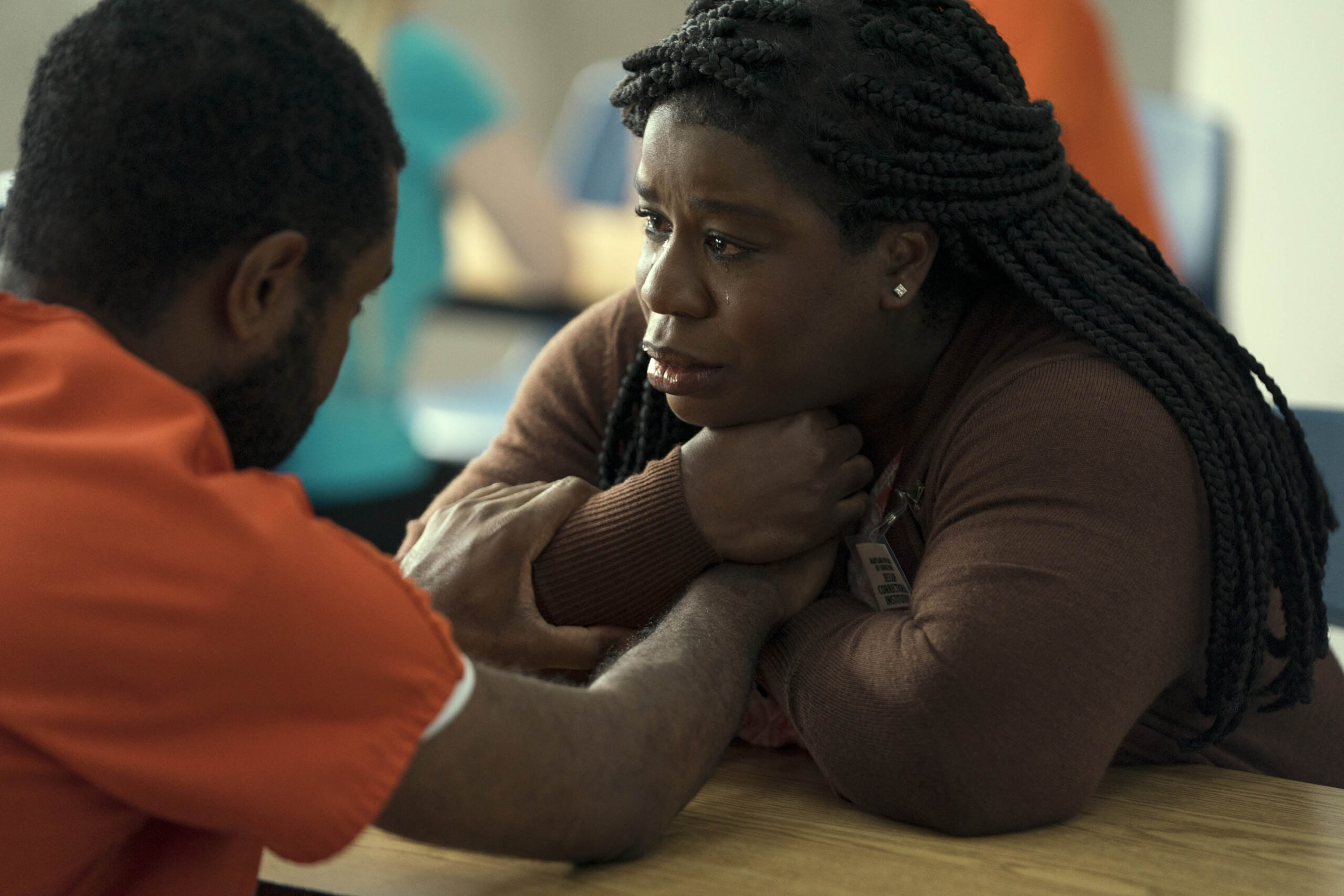 Jamaal Grant come Shawn Flowers, Uzo Aduba come Edie in Painkiller 1x06 [tag: Jamaal Grant, Uzo Aduba] [credit: Keri Anderson/Netflix; Copyright 2023 Netflix; courtesy of Netflix]