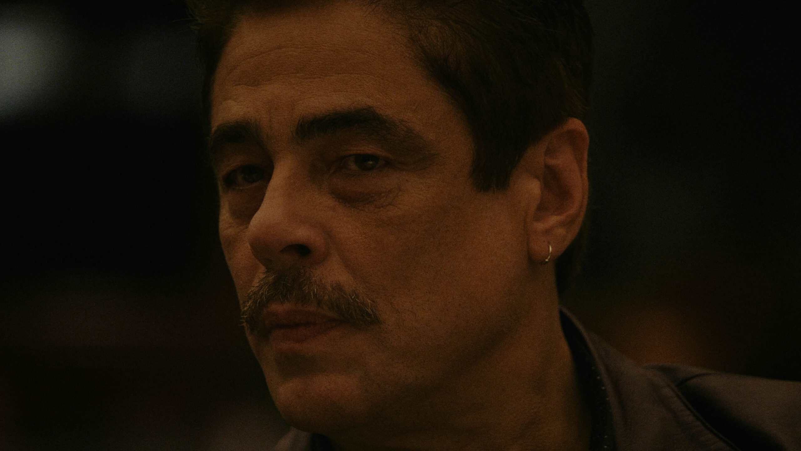 Benicio Del Toro come Tom Nichols in Reptile [tag: Benicio Del Toro] [credit: courtesy of Netflix]