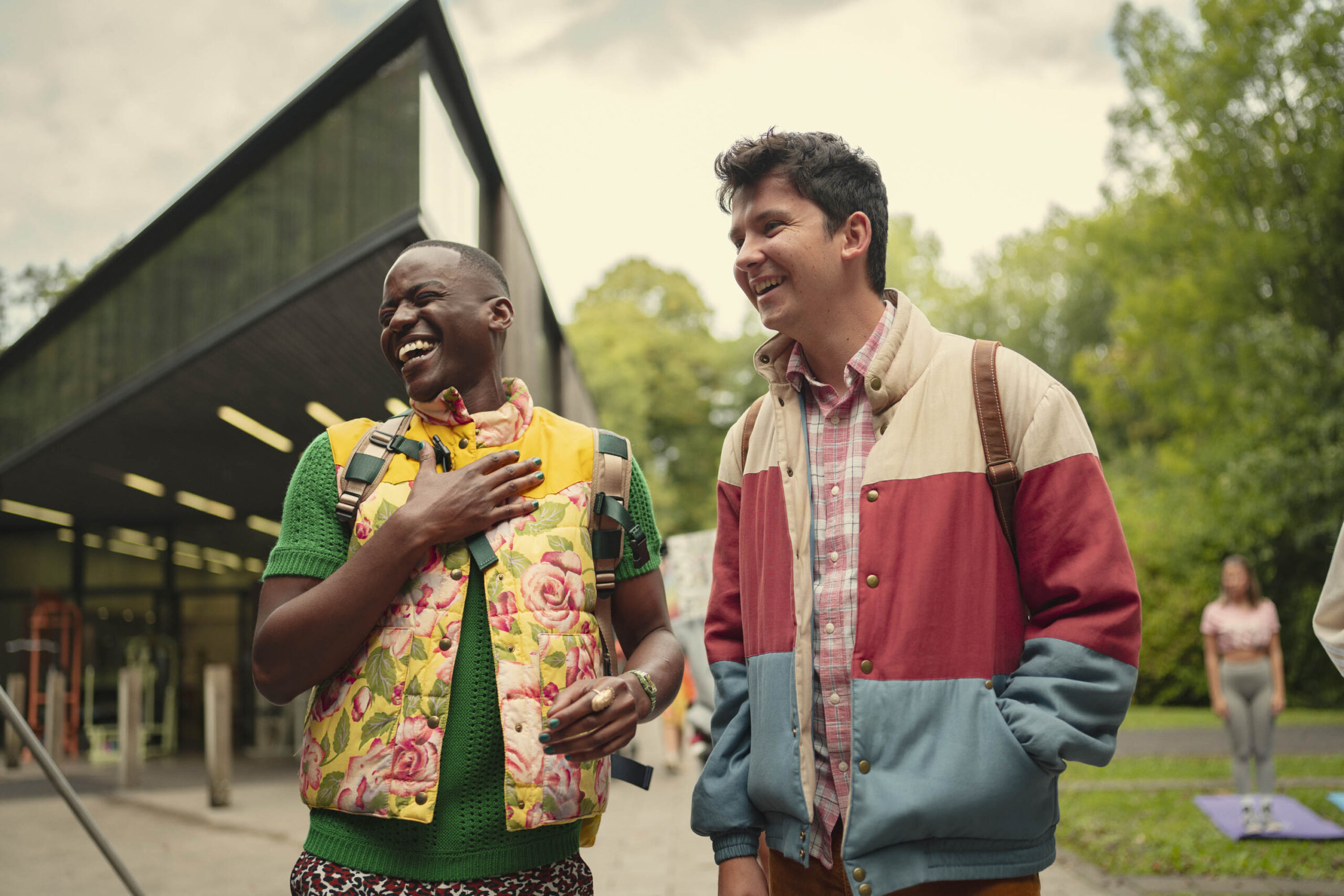 Ncuti Gatwa come Eric Effiong e Asa Butterfield in Sex Education 4x02 [credit: Thomas Wood/Netflix; Copyright 2023 Netflix, Inc; courtesy of Netflix]