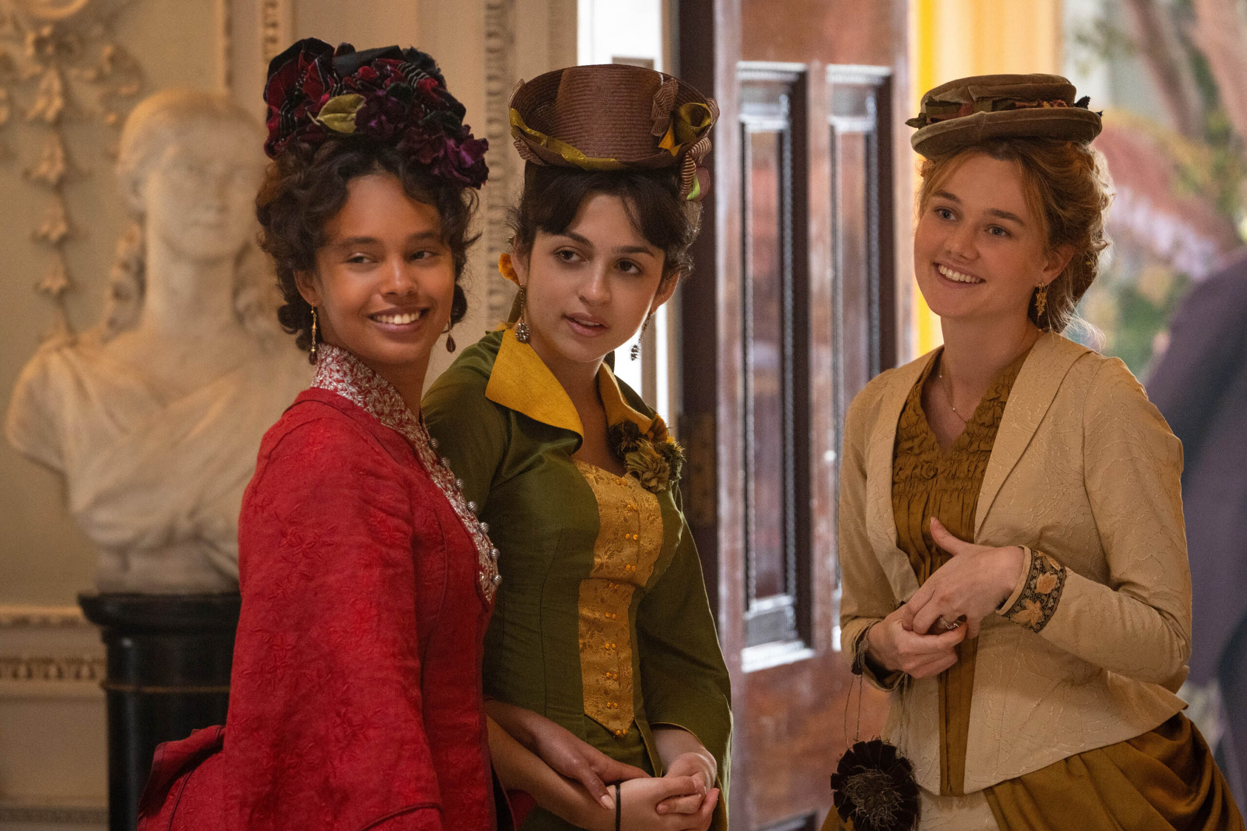 Alisha Boe, Josie Totah e Imogen Waterhouse in The Buccaneers 1x04 [tag: Alisha Boe, Josie Totah, Imogen Waterhouse] [credit: Angus Pigott; courtesy of Apple]