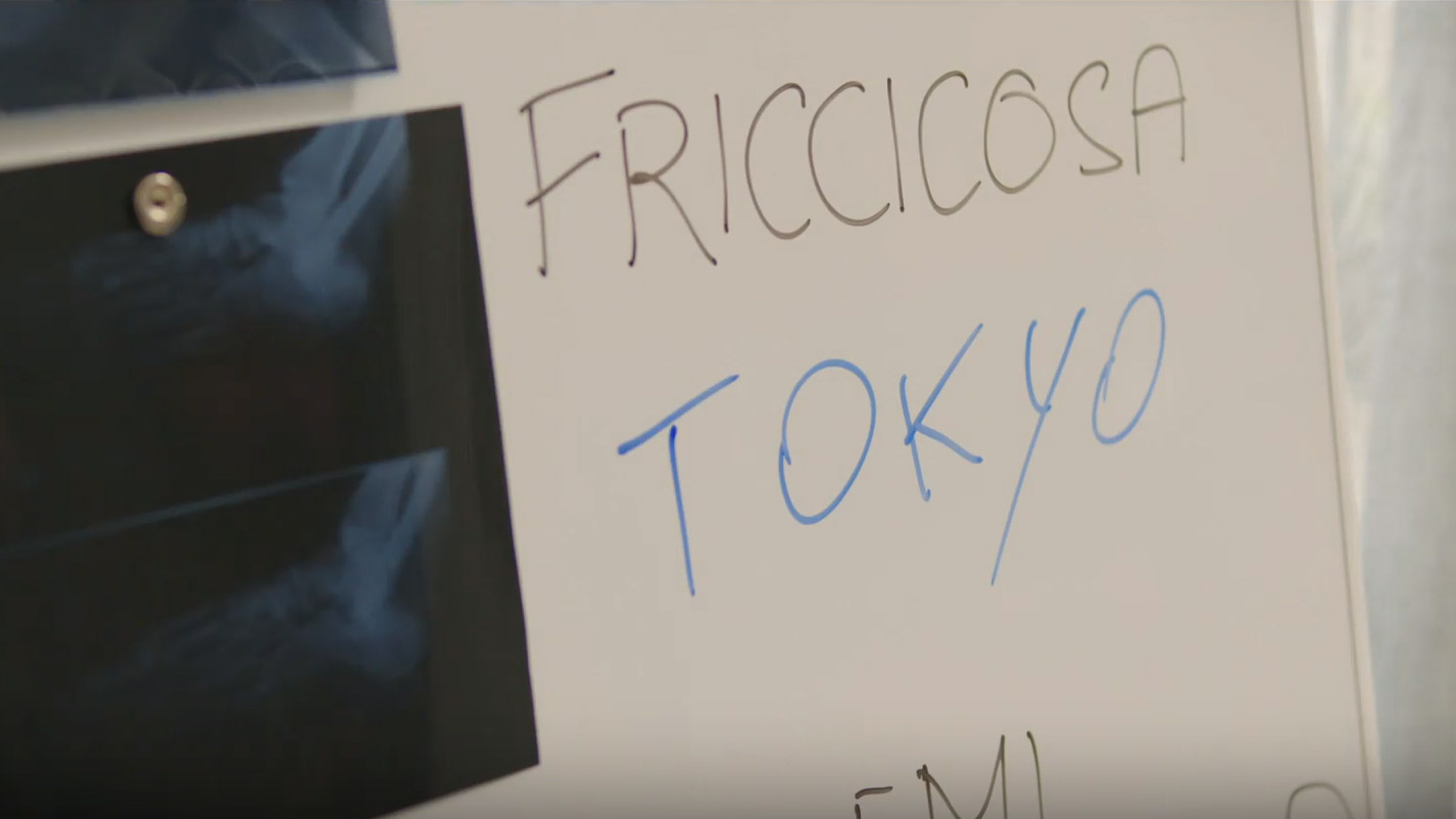 Una Commedia Pericolosa con Enrico Brignano, scena da clip Tokyo