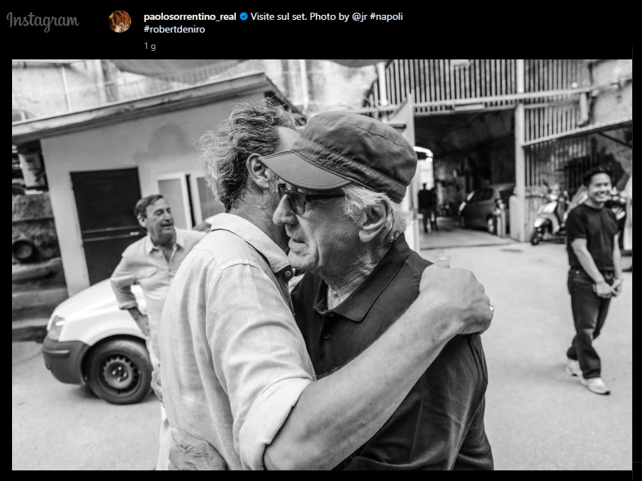 Foto abbraccio tra Paolo Sorrentino e Robert De Niro set Napoli [credit: Instagram: paolosorrentino_real]