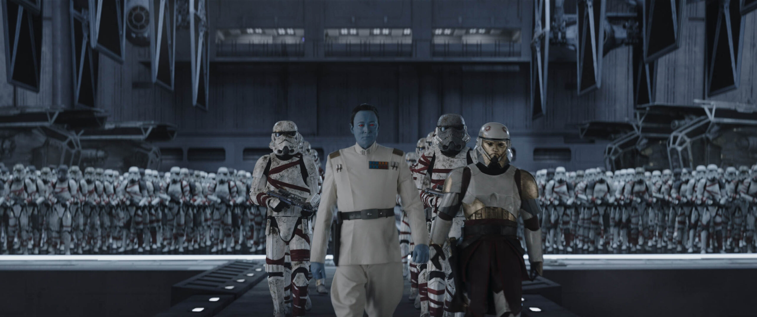 (S-D, frontale) Grand Admiral Thrawn (Lars Mikkelsen) e Captain Enoch (Wes Chatham) with Night Troopers in Ahsoka 1x06 [tag: Lars Mikkelsen, Wes Chatham] [credit: Copyright 2023 Lucasfilm Ltd. and TM. All Rights Reserved; courtesy of Disney]