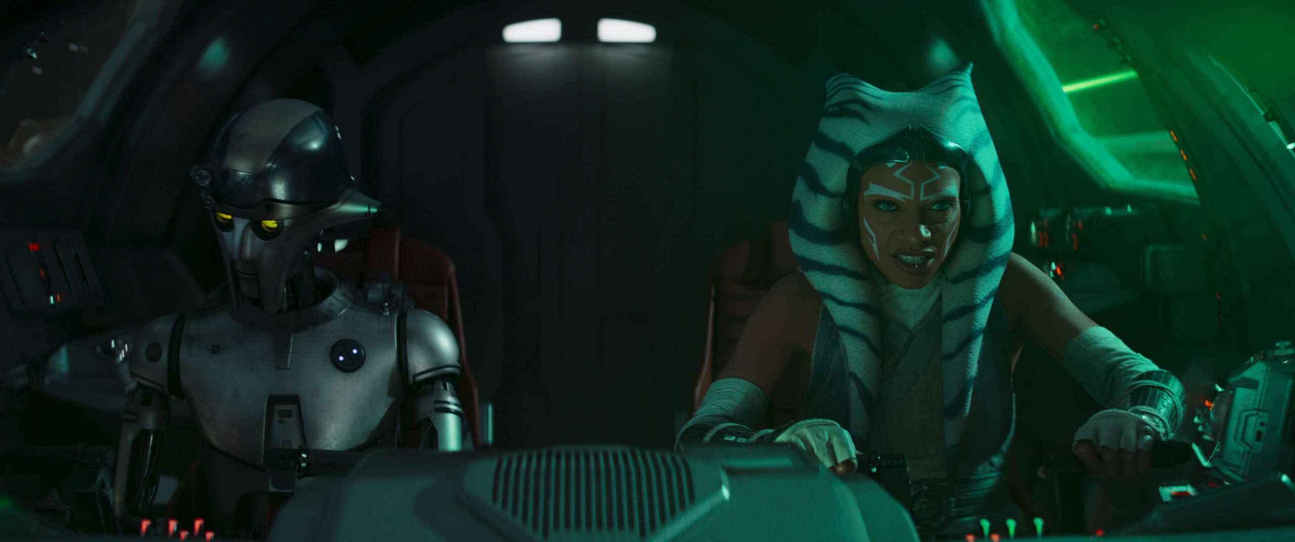 (S-D) Huyang (David Tennant) e Ahsoka Tano (Rosario Dawson) in Ahsoka 1x07 [tag: David Tennant, Rosario Dawson] [credit: Copyright 2023 Lucasfilm Ltd. and TM. All Rights Reserved; courtesy of Disney]