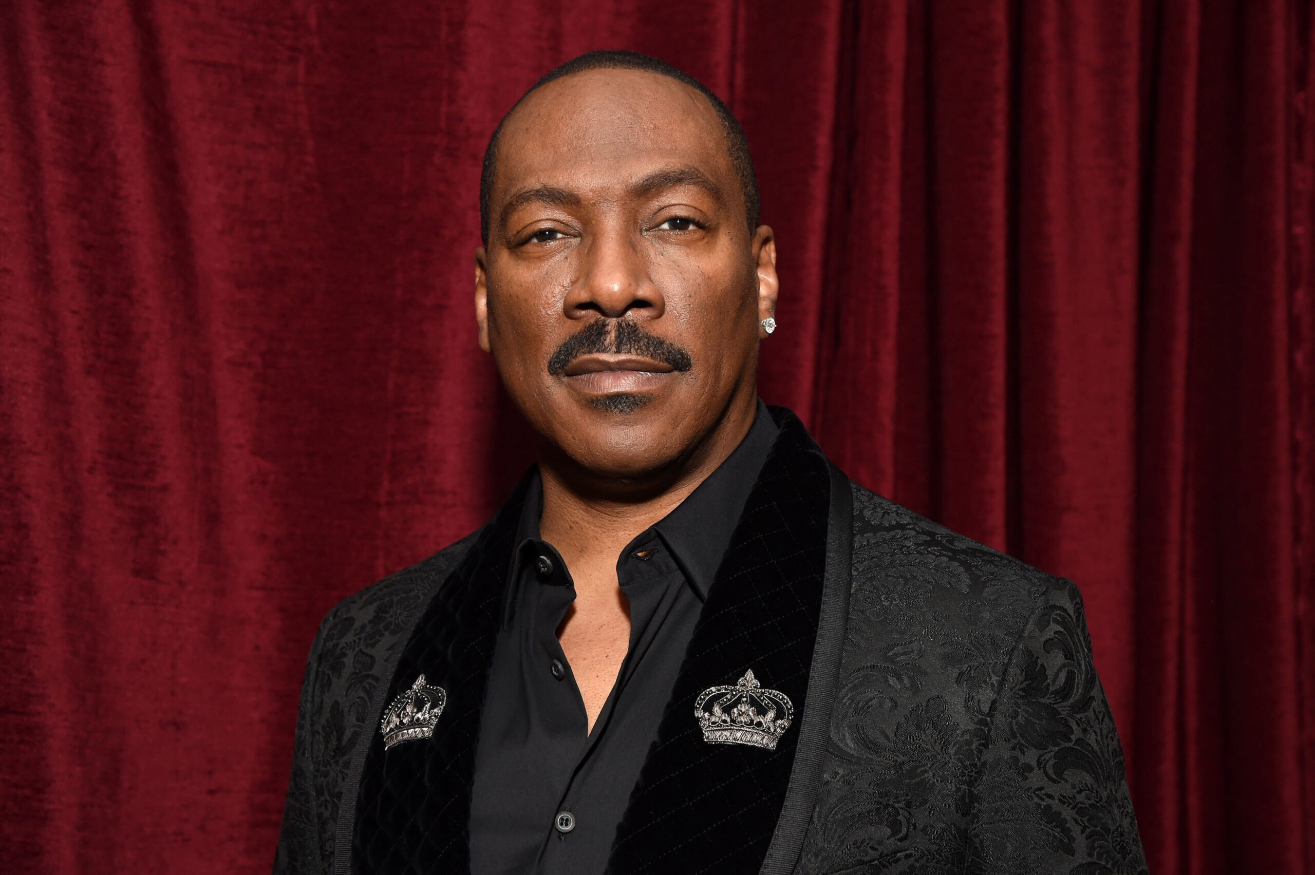 Posato Eddie Murphy [credit: Michael Kovac/Getty Images; courtesy of Prime Video]