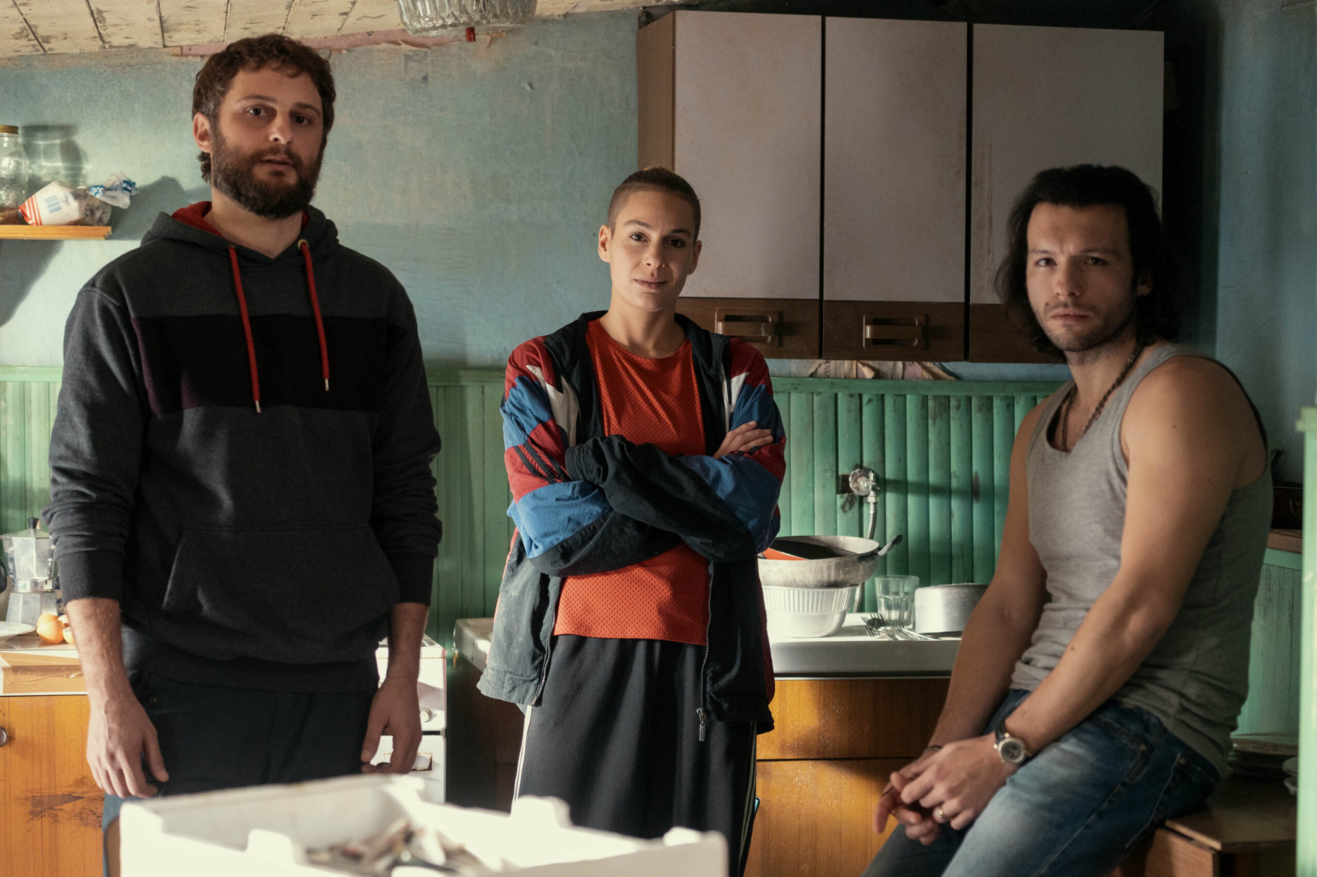 (S-D) Morris Sarra come Cesare, Yamina Brirmi come Giulia, Marlon Joubert come Damiano in Suburraeterna 1x03 [tag: Morris Sarra, Yamina Brirmi, Marlon Joubert] [credit: Emanuela Scarpa/Netflix Copyright 2023]