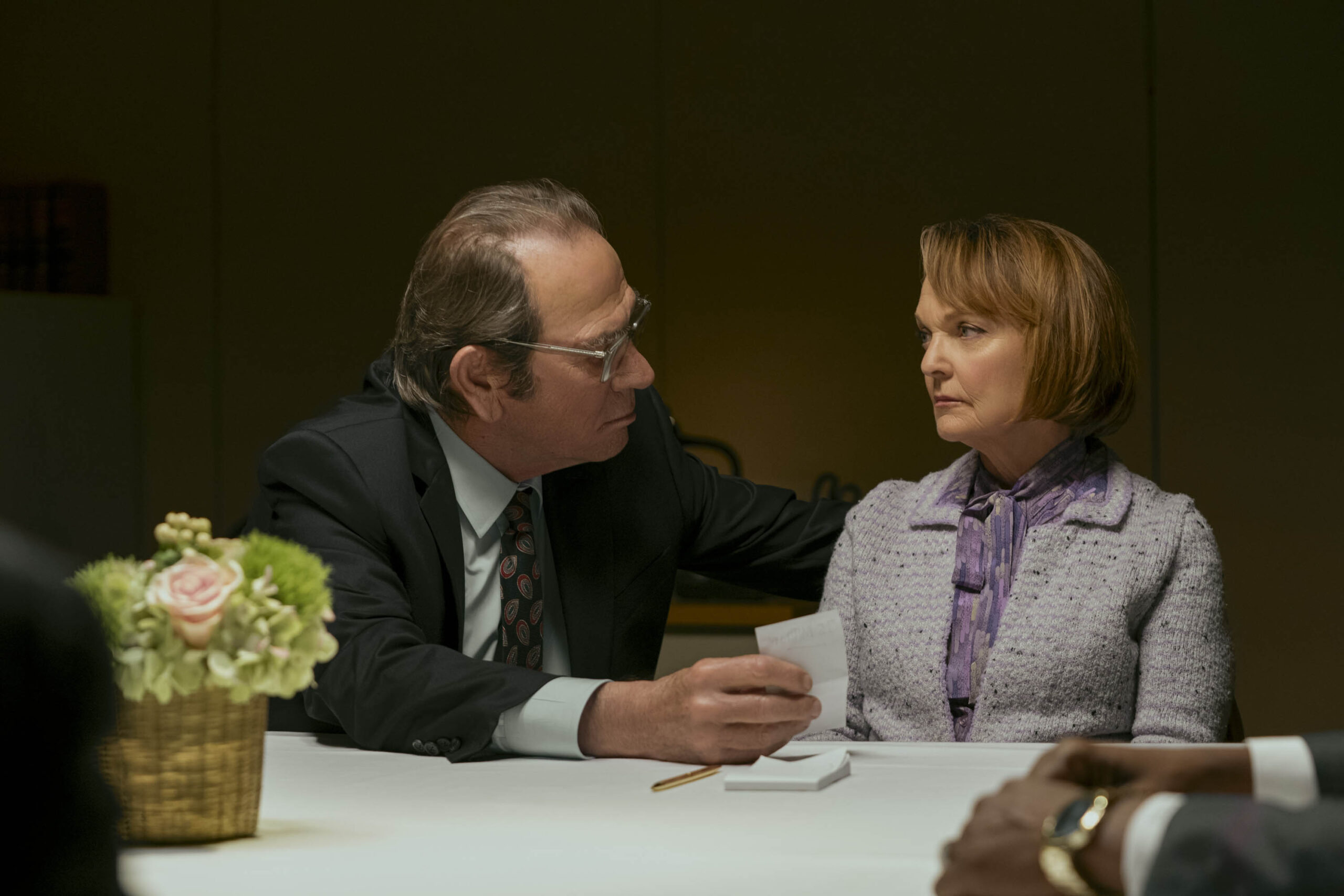 Tommy Lee Jones come Jeremiah O'Keefe e Pamela Reed come Annette O'Keefe in The Burial [credit: Skip Bolen; Copyright Amazon Cintent Services LLC; courtesy of Prime Video]